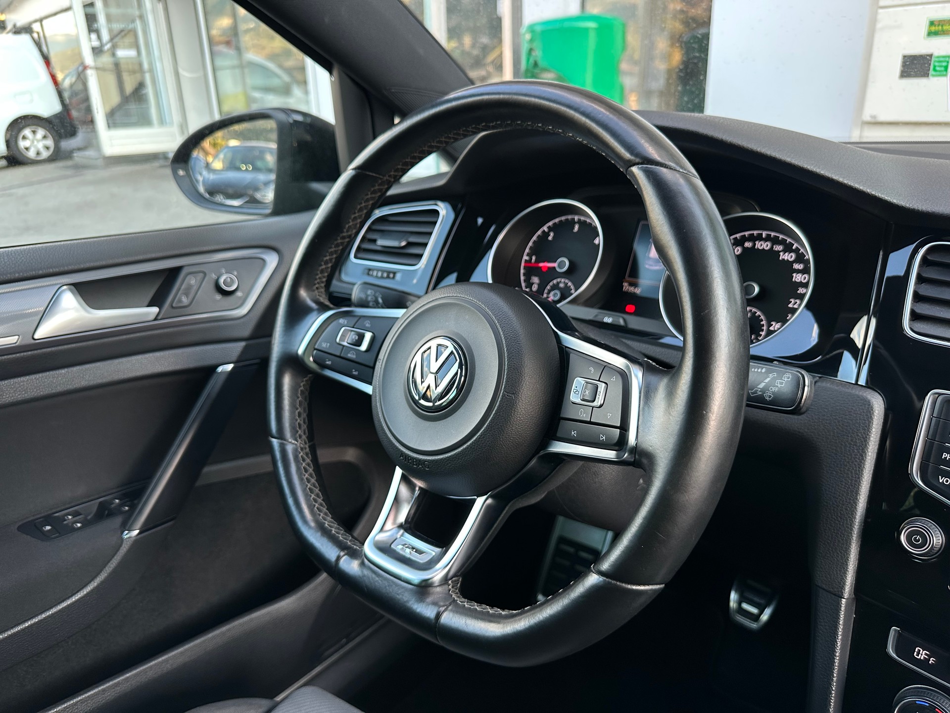 VW Golf 2.0 TDI Cup R-Line 4Motion-image-5