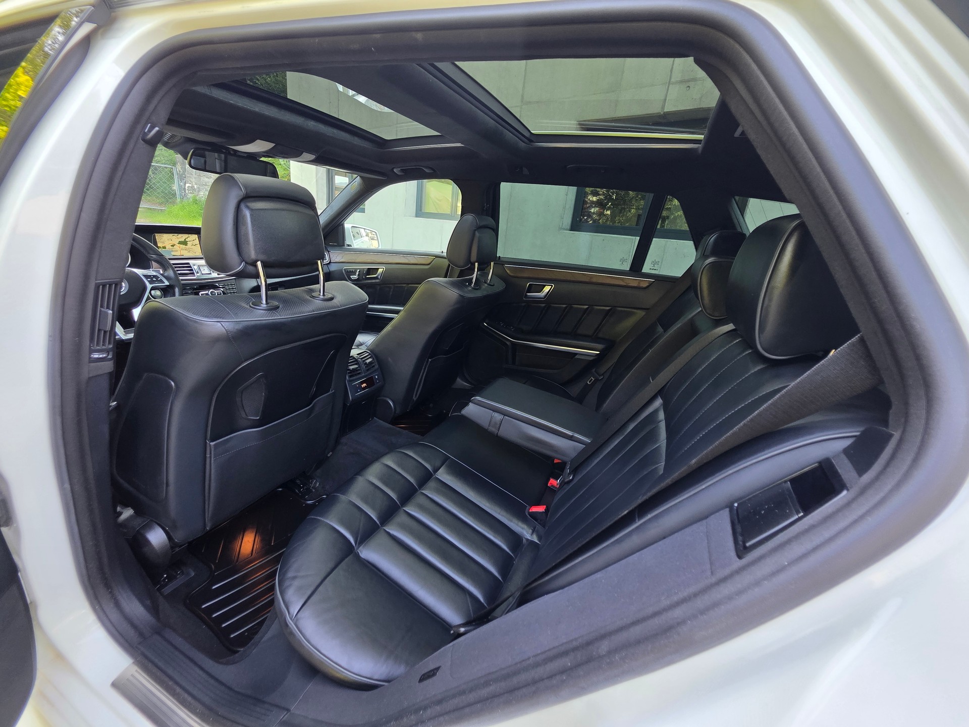 MERCEDES-BENZ E 500 Avantgarde 4Matic 7G-Tronic-image-24
