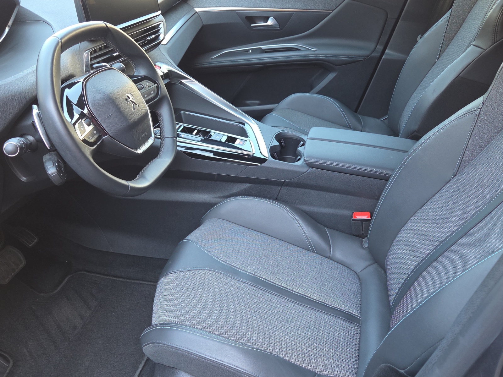 PEUGEOT 3008 300e Hybrid4 Allure Pack EAT8-image-7