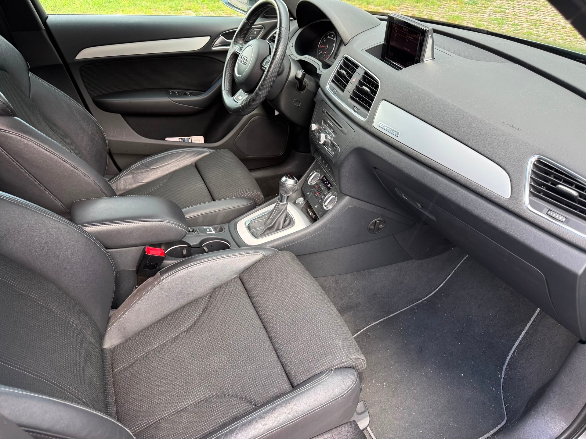 AUDI Q3 2.0 TFSI quattro S-tronic-image-15