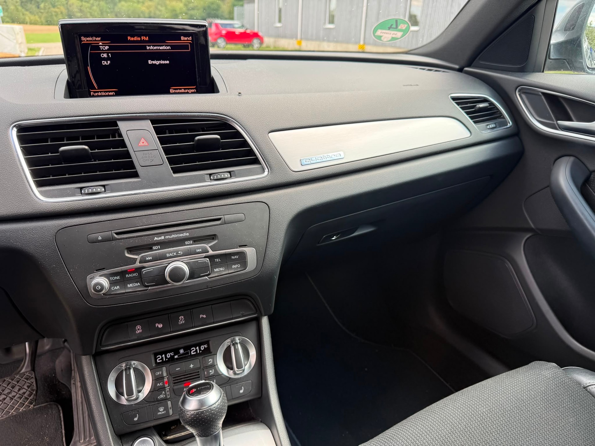 AUDI Q3 2.0 TFSI quattro S-tronic-image-18
