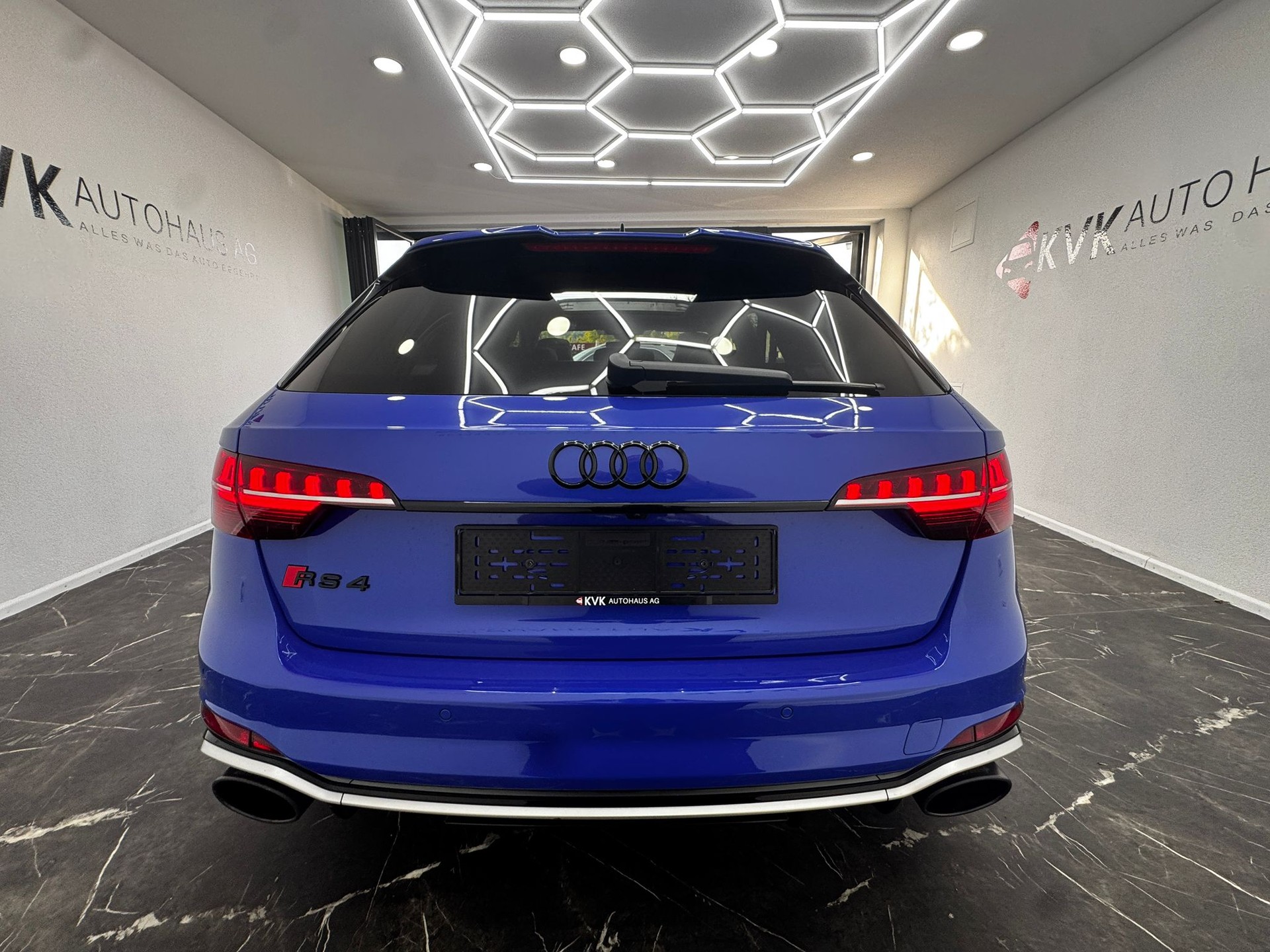 AUDI RS4 Avant quattro tiptronic | Traumaustattung | RS 25 Jahre | CH-Fahrzeug | Carbon Interieur | Milltek Sport Abgasanlage| H&R |-image-10