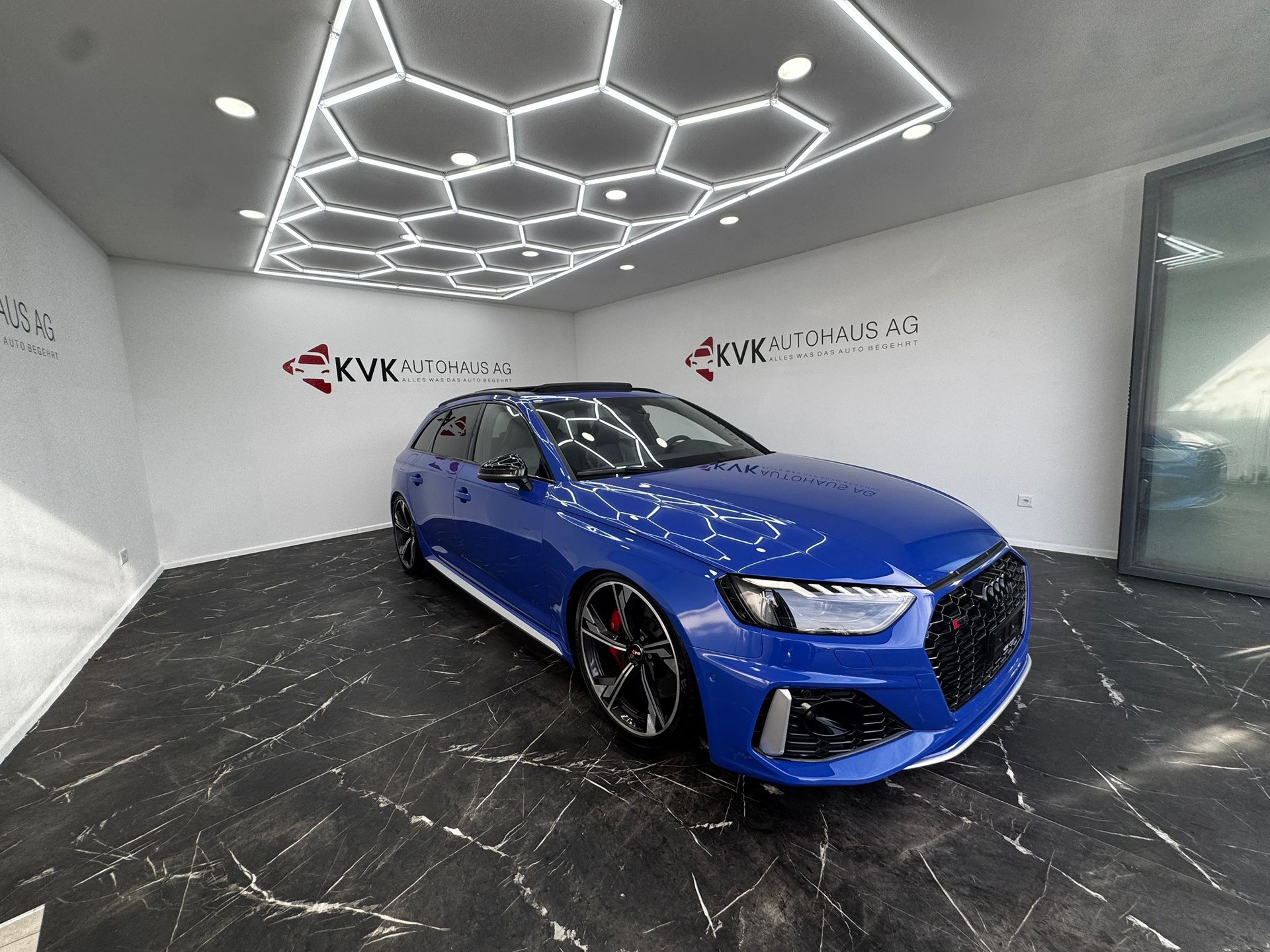 AUDI RS4 Avant quattro tiptronic | Traumaustattung | RS 25 Jahre | CH-Fahrzeug | Carbon Interieur | Milltek Sport Abgasanlage| H&R |-showroom-element-3