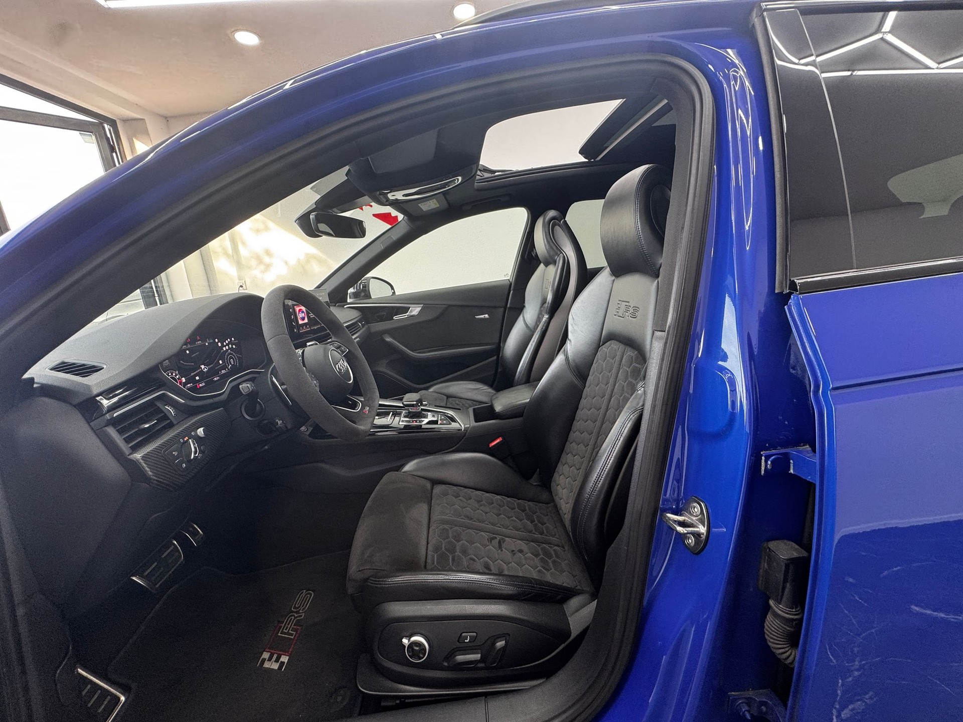 AUDI RS4 Avant quattro tiptronic | Traumaustattung | RS 25 Jahre | CH-Fahrzeug | Carbon Interieur | Milltek Sport Abgasanlage| H&R |-image-14