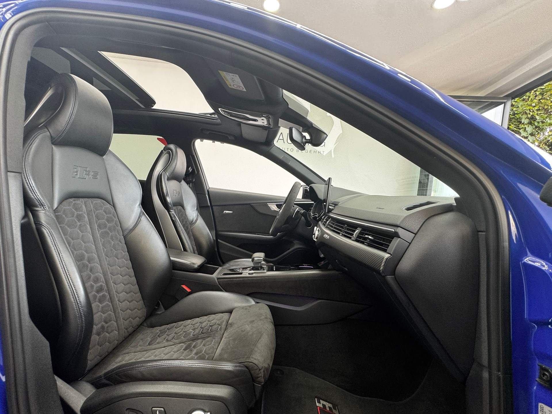 AUDI RS4 Avant quattro tiptronic | Traumaustattung | RS 25 Jahre | CH-Fahrzeug | Carbon Interieur | Milltek Sport Abgasanlage| H&R |-image-16