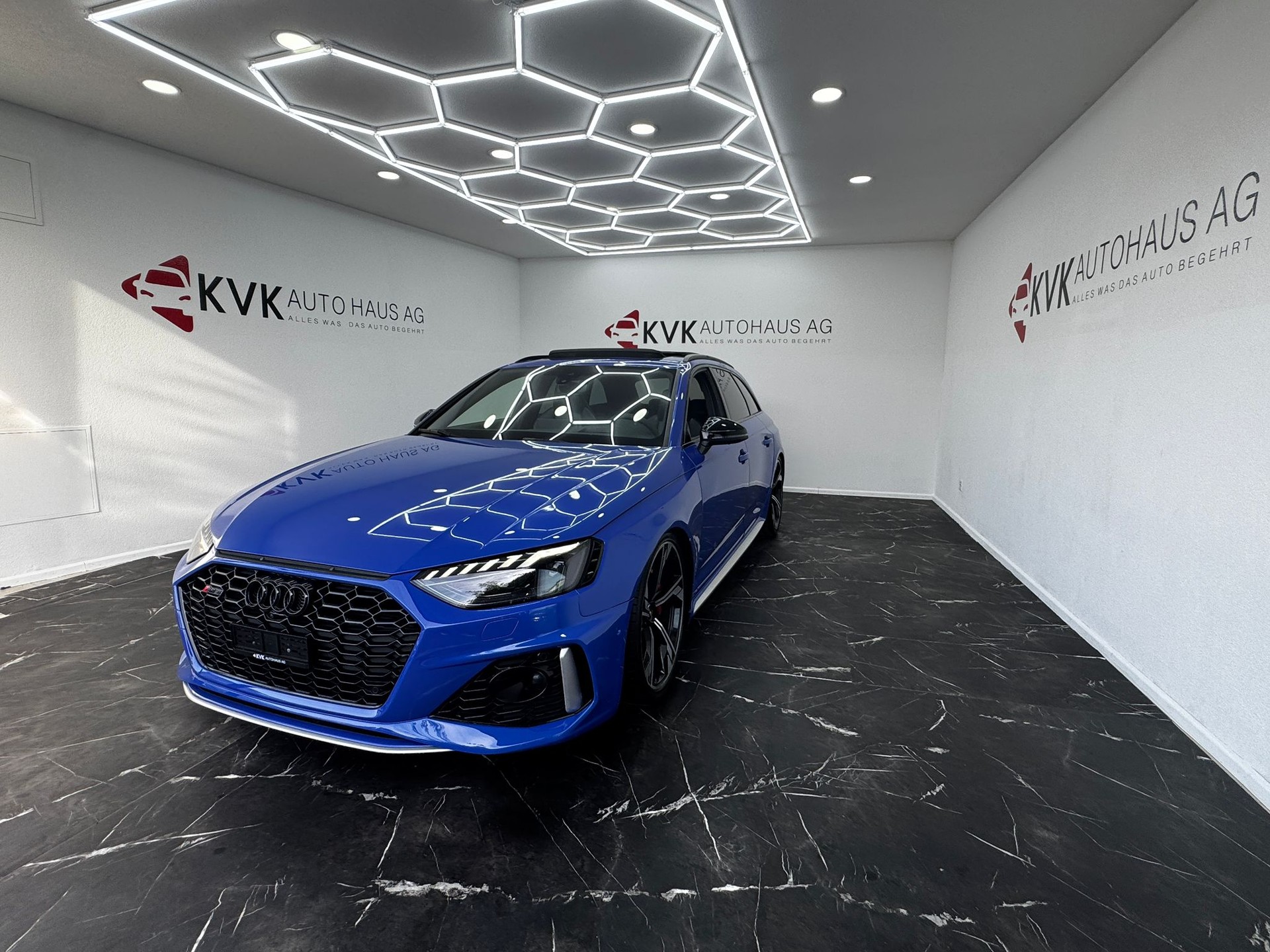 AUDI RS4 Avant quattro tiptronic | Traumaustattung | RS 25 Jahre | CH-Fahrzeug | Carbon Interieur | Milltek Sport Abgasanlage| H&R |-showroom-element-1