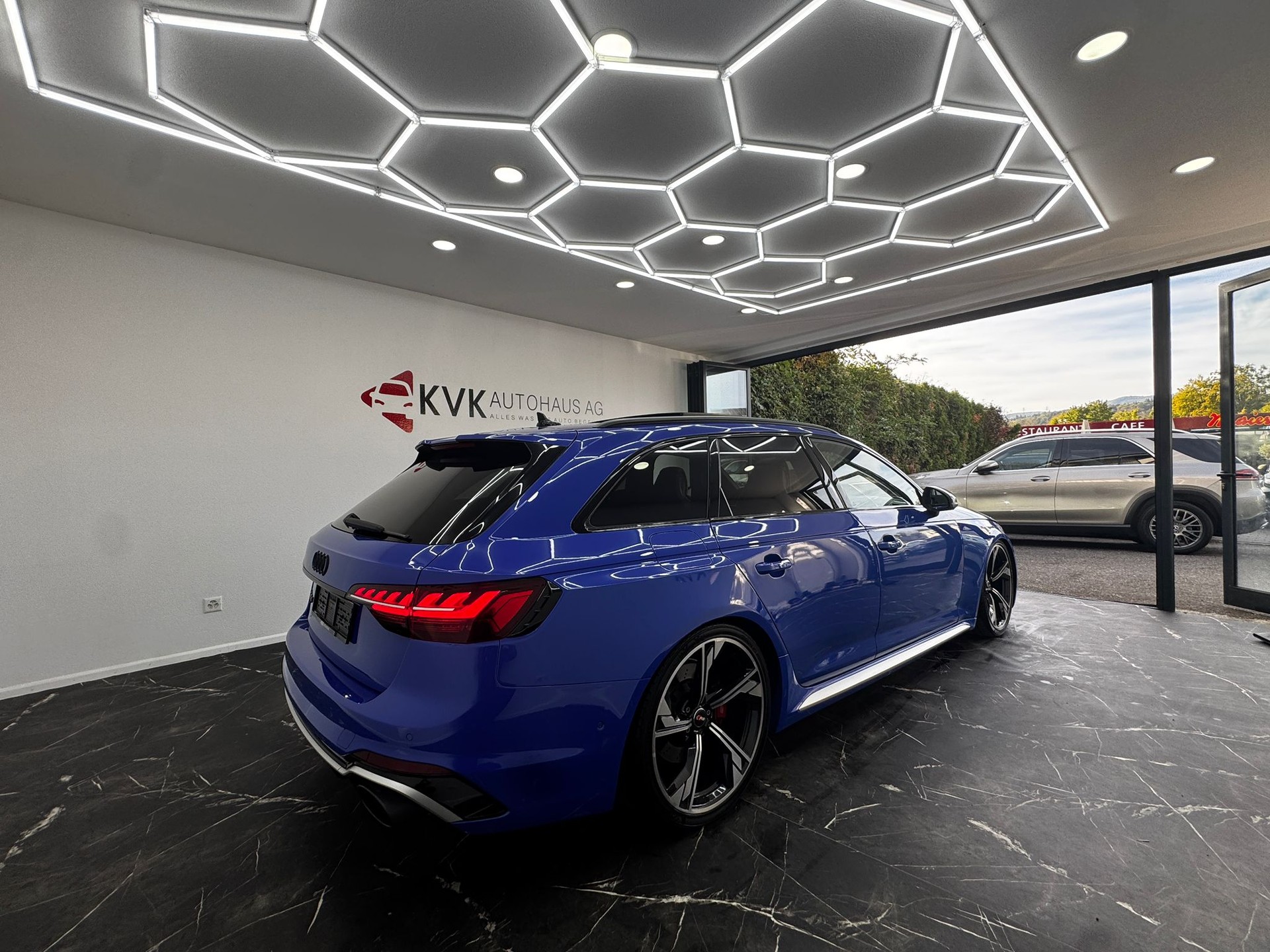 AUDI RS4 Avant quattro tiptronic | Traumaustattung | RS 25 Jahre | CH-Fahrzeug | Carbon Interieur | Milltek Sport Abgasanlage| H&R |-image-6