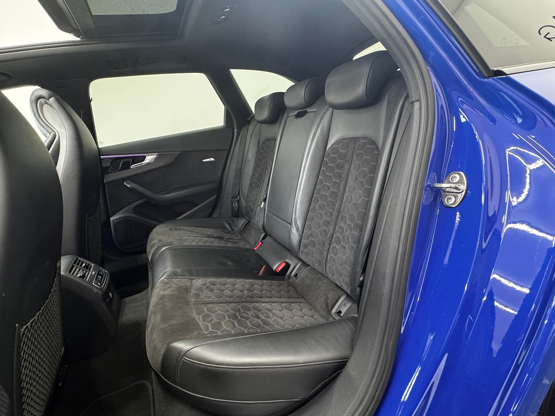 AUDI RS4 Avant quattro tiptronic | Traumaustattung | RS 25 Jahre | CH-Fahrzeug | Carbon Interieur | Milltek Sport Abgasanlage| H&R |-image-17