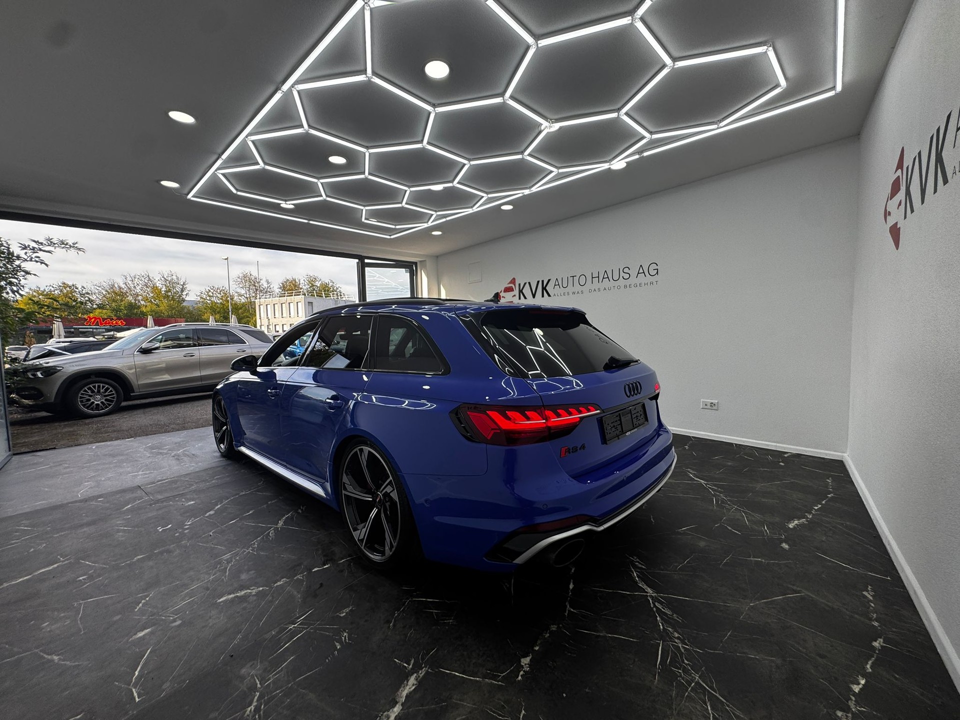 AUDI RS4 Avant quattro tiptronic | Traumaustattung | RS 25 Jahre | CH-Fahrzeug | Carbon Interieur | Milltek Sport Abgasanlage| H&R |-image-8