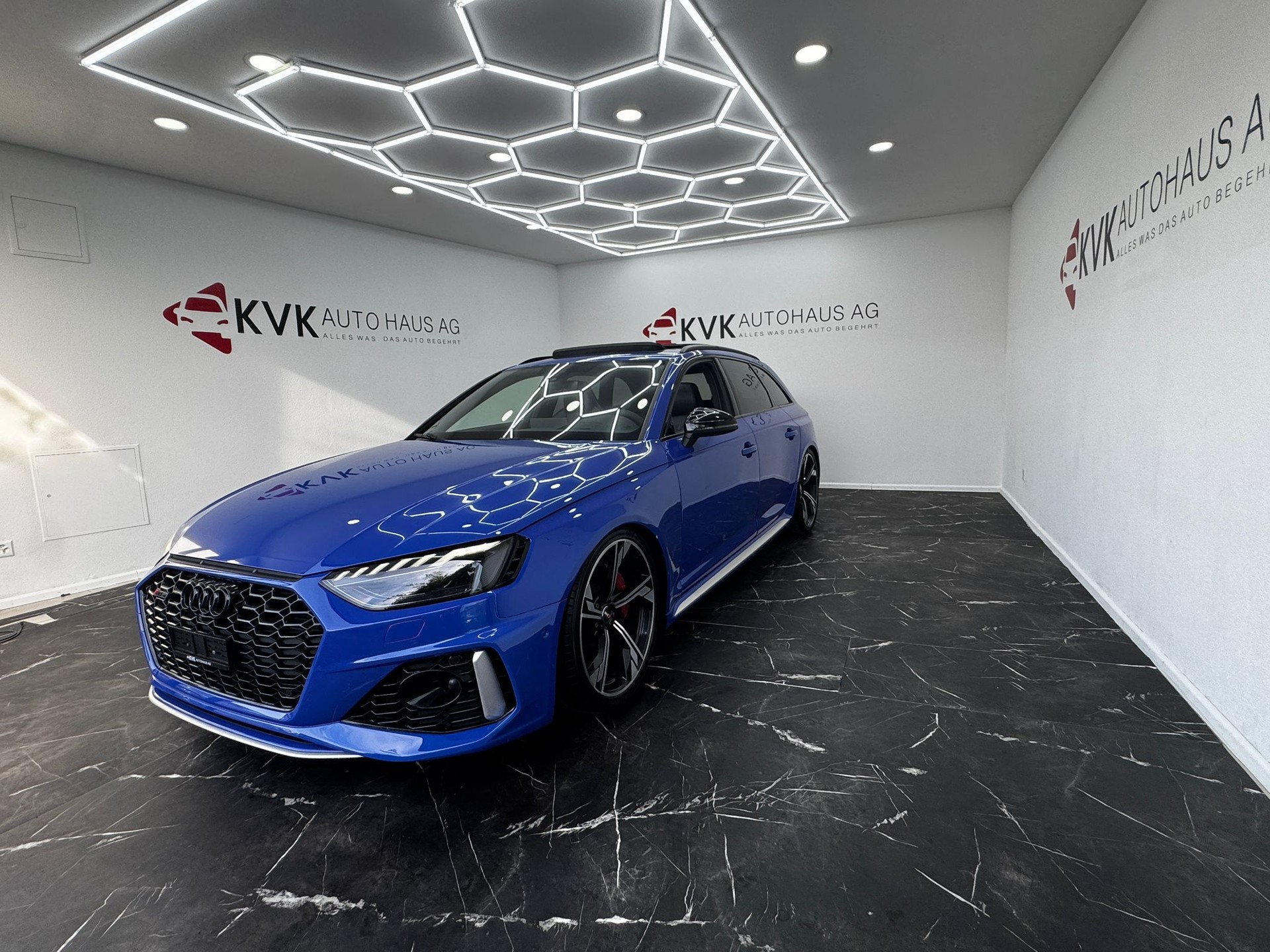 AUDI RS4 Avant quattro tiptronic | Traumaustattung | RS 25 Jahre | CH-Fahrzeug | Carbon Interieur | Milltek Sport Abgasanlage| H&R |-showroom-element-2