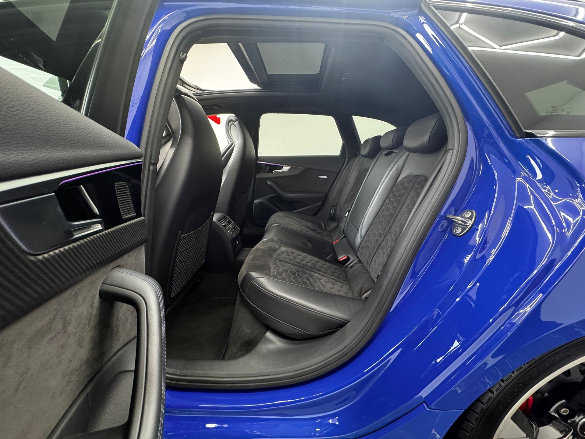 AUDI RS4 Avant quattro tiptronic | Traumaustattung | RS 25 Jahre | CH-Fahrzeug | Carbon Interieur | Milltek Sport Abgasanlage| H&R |-image-18