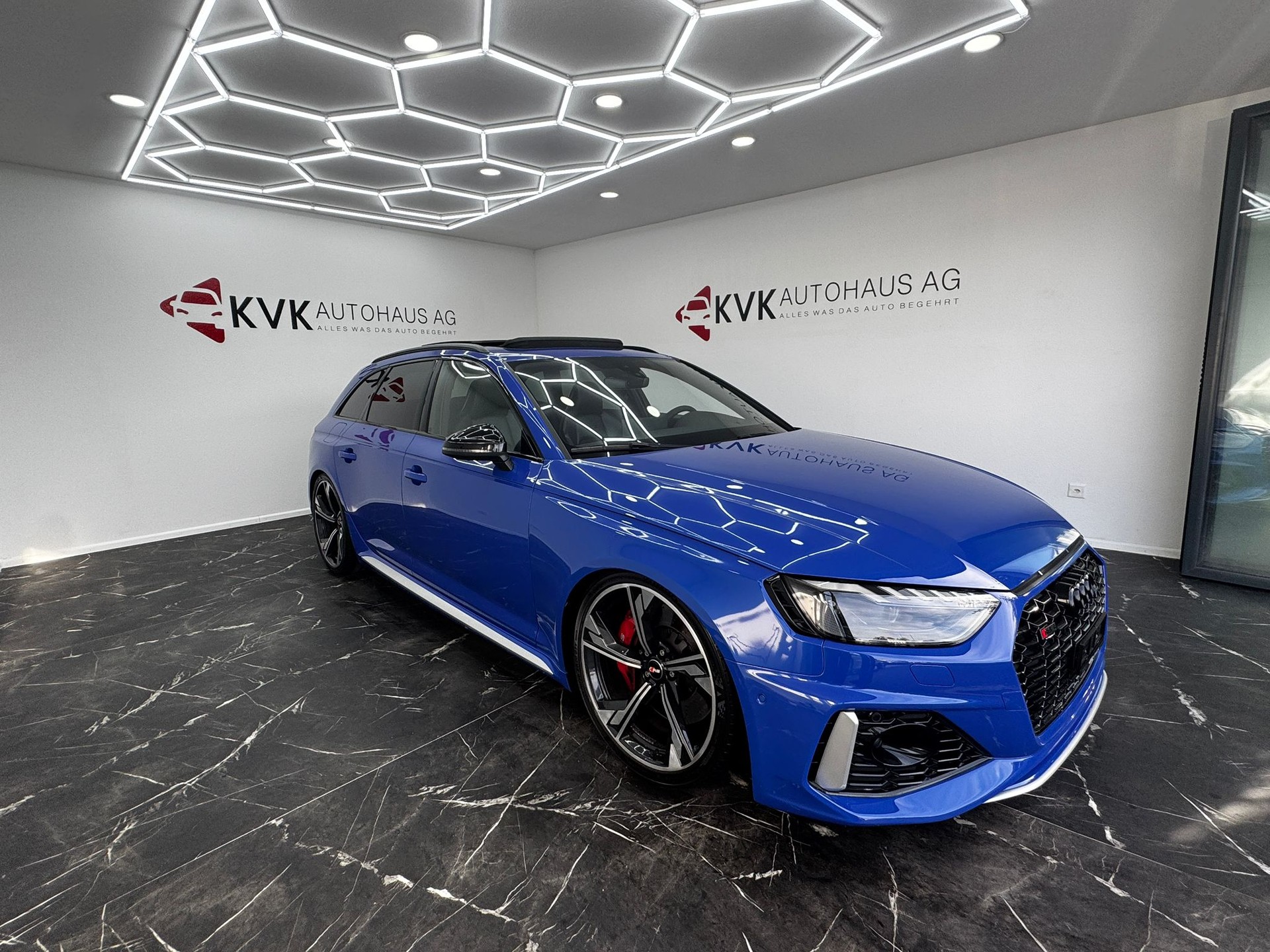 AUDI RS4 Avant quattro tiptronic | Traumaustattung | RS 25 Jahre | CH-Fahrzeug | Carbon Interieur | Milltek Sport Abgasanlage| H&R |-image-4