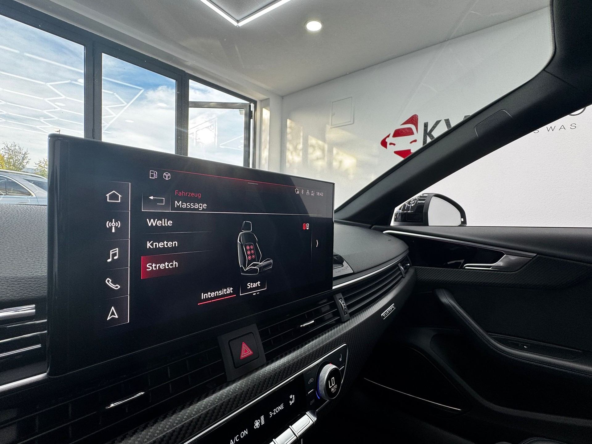 AUDI RS4 Avant quattro tiptronic | Traumaustattung | RS 25 Jahre | CH-Fahrzeug | Carbon Interieur | Milltek Sport Abgasanlage| H&R |-image-22