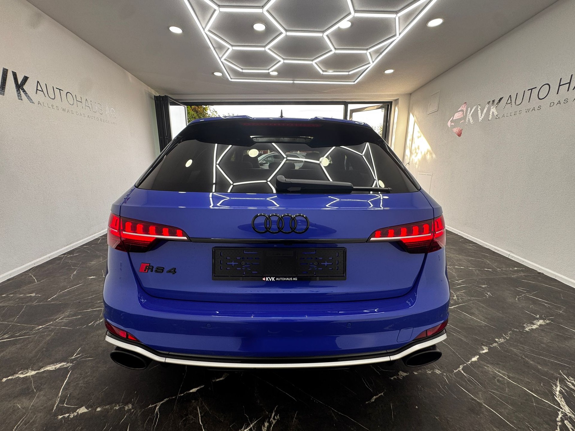 AUDI RS4 Avant quattro tiptronic | Traumaustattung | RS 25 Jahre | CH-Fahrzeug | Carbon Interieur | Milltek Sport Abgasanlage| H&R |-image-9