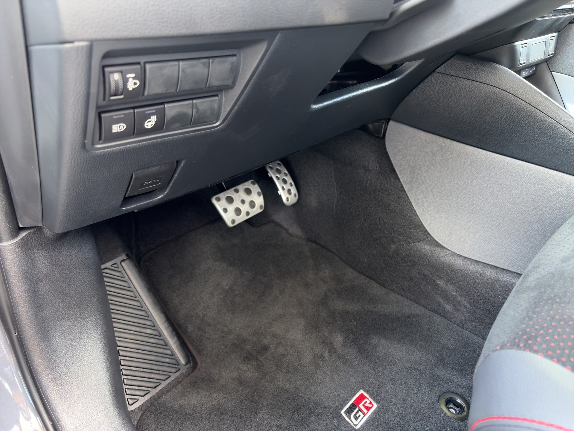 TOYOTA Yaris 1.5 GR Sport e-CVT-image-12