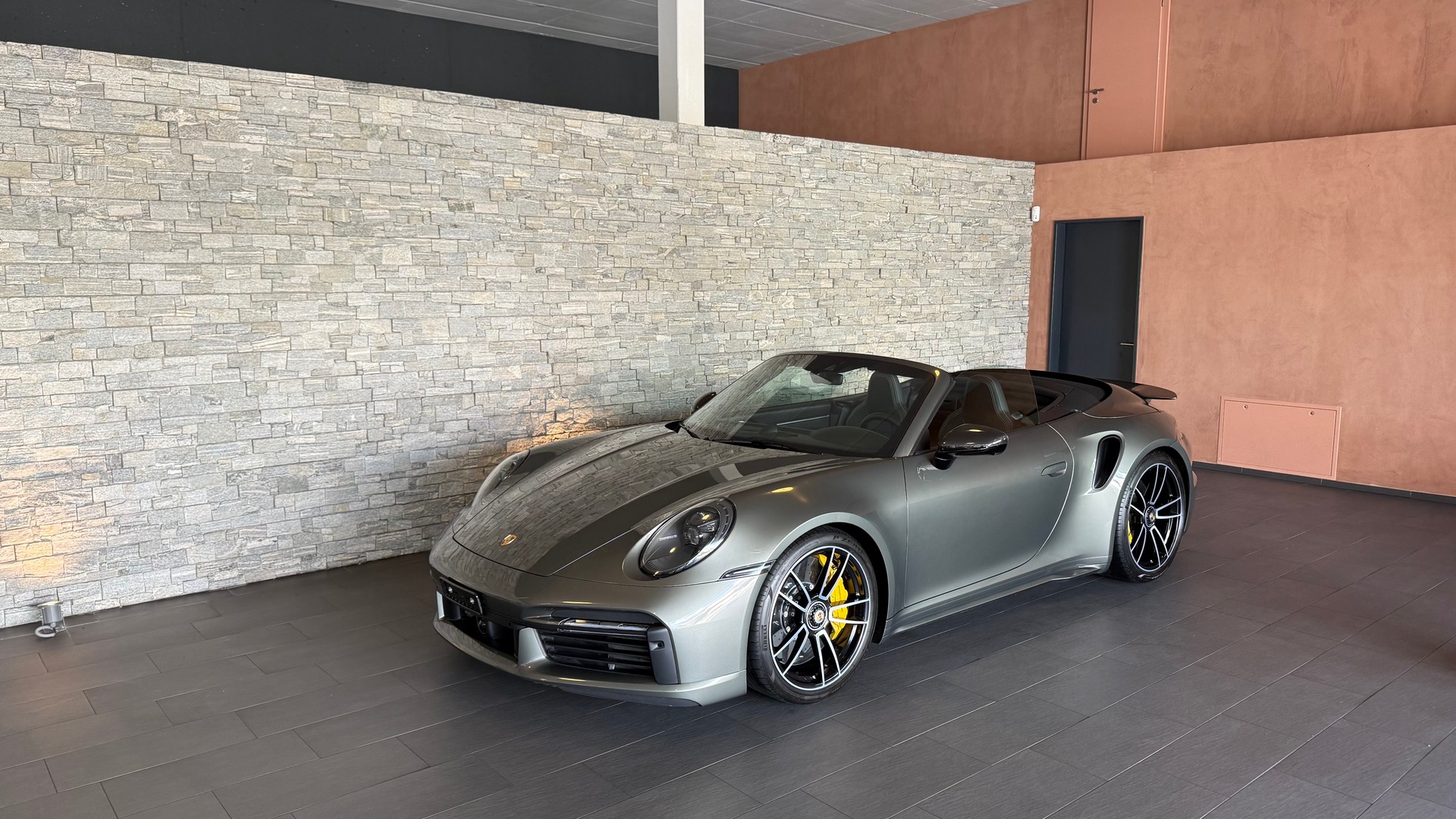 PORSCHE 911 Turbo S Cabriolet PDK Aventuringrünmetallic Modelljahr 2022