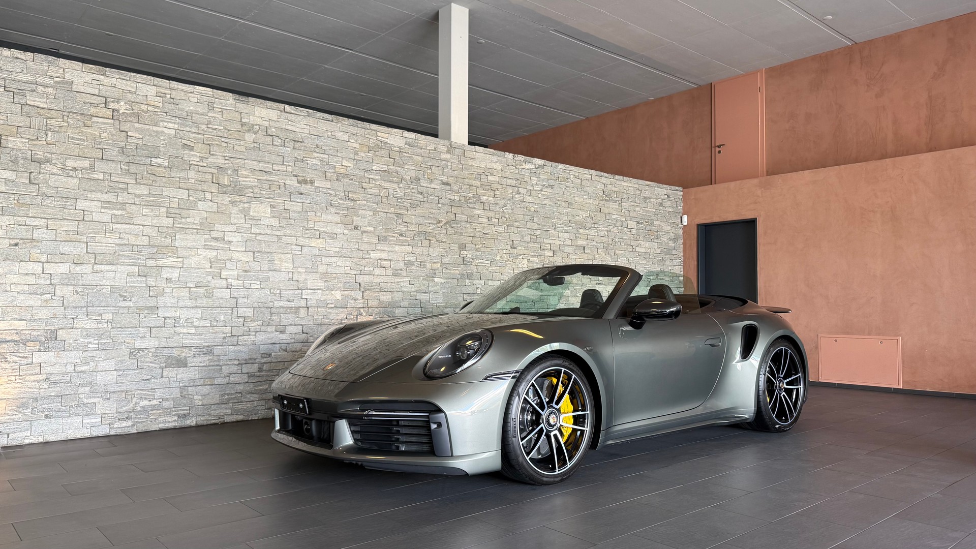 PORSCHE 911 Turbo S Cabriolet PDK Aventuringrünmetallic Modelljahr 2022-showroom-element-1
