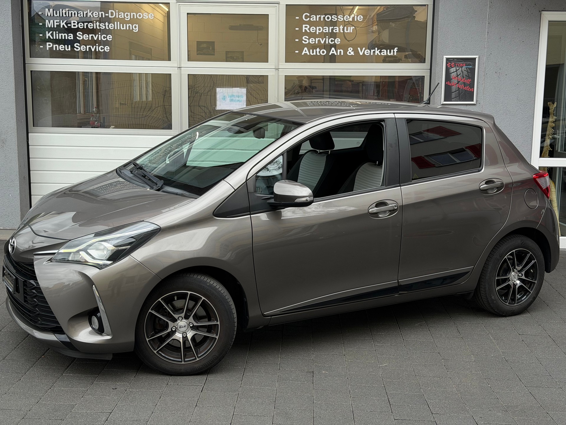 TOYOTA Yaris 1.5 Comfort*Toyota Werksgarantie*Frisch ab MFK&Service*Sitzheizung*Rückfahrkamera*8-Fach Räder*USW.*-image-0
