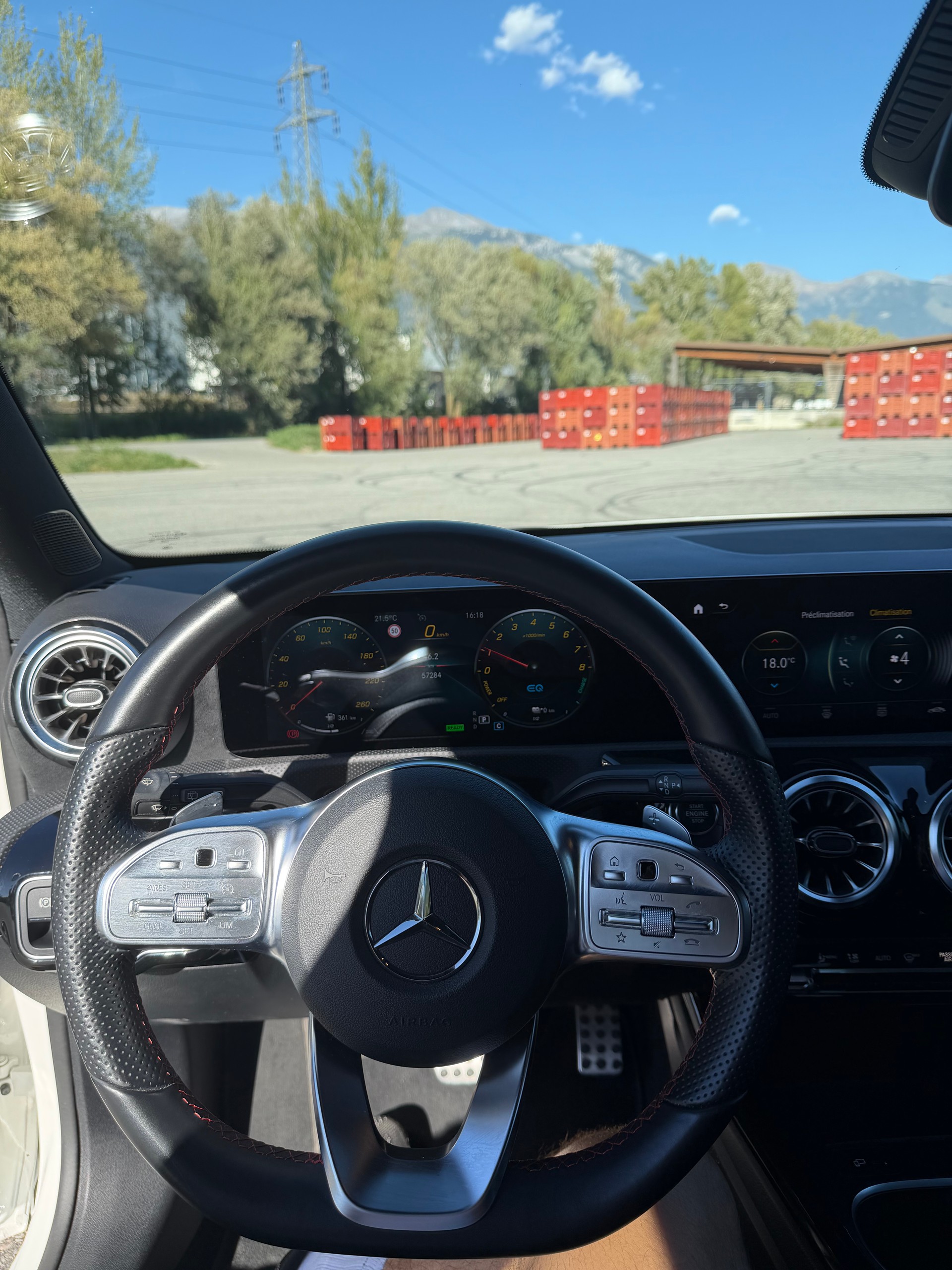 MERCEDES-BENZ A 250 e AMG Line-image-4