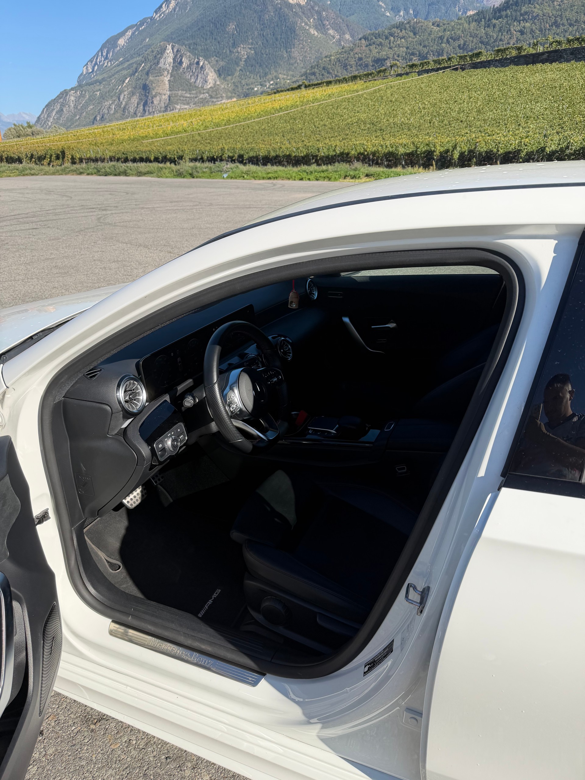 MERCEDES-BENZ A 250 e AMG Line-image-5