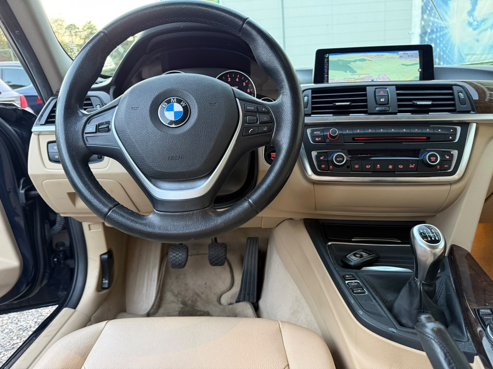 BMW 320i xDrive-image-3