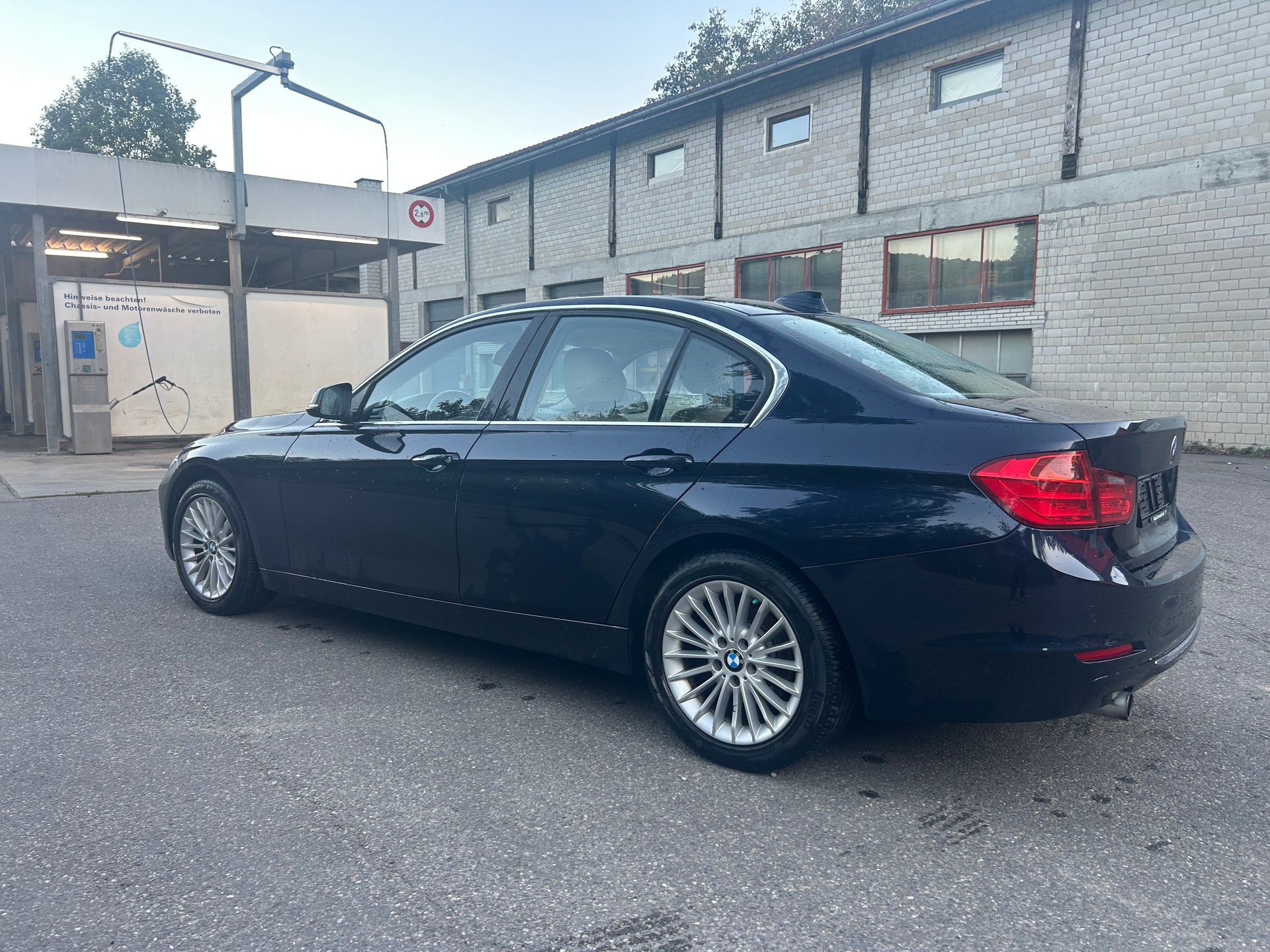 BMW 320i xDrive-image-2