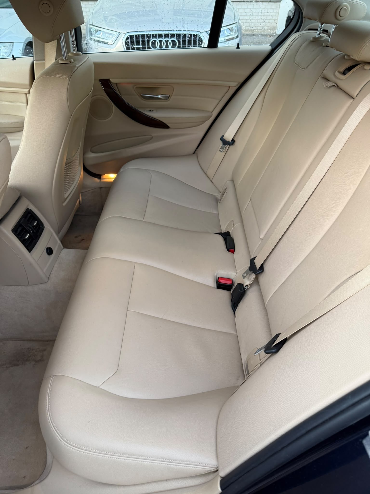 BMW 320i xDrive-image-4