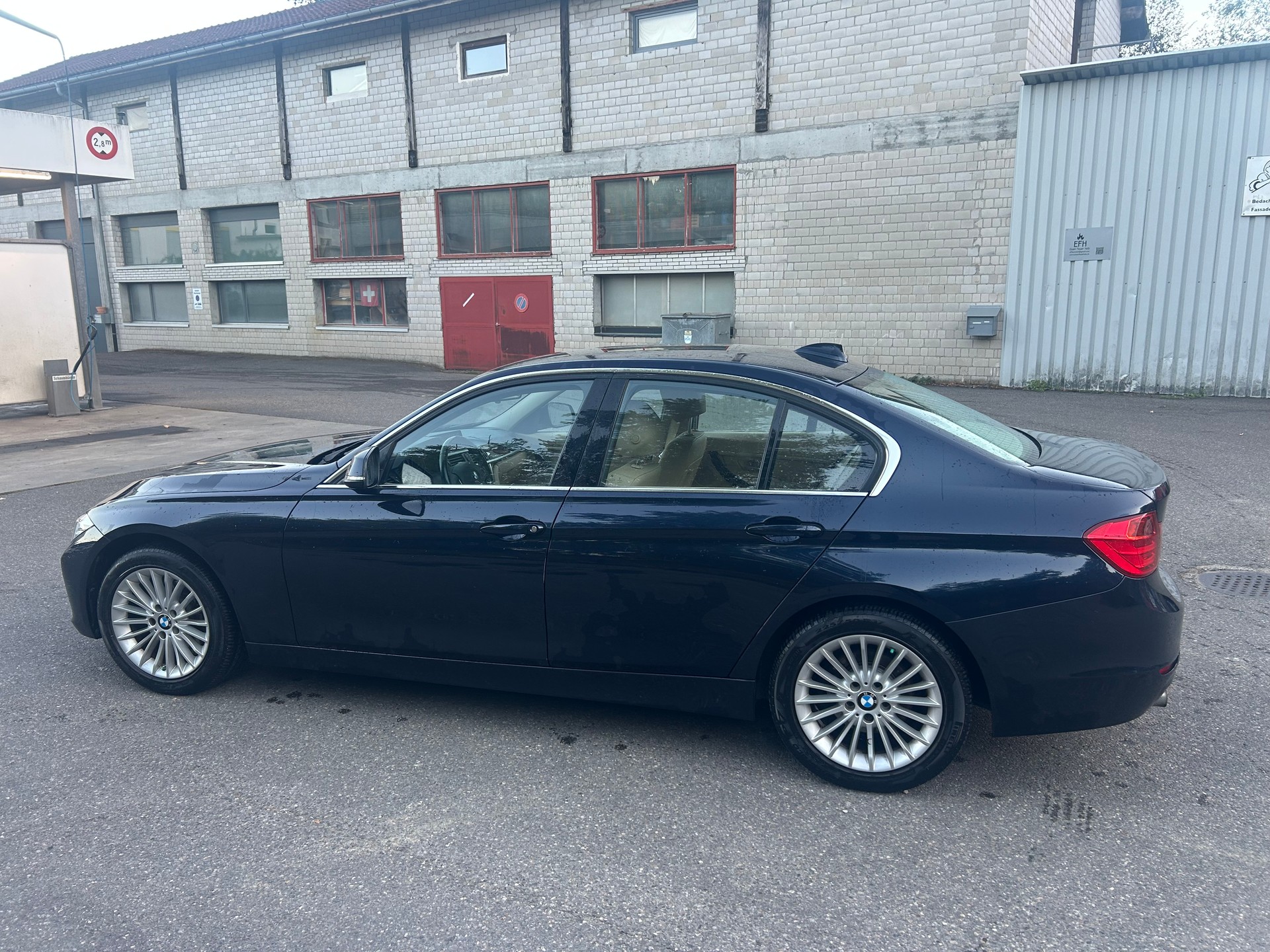 BMW 320i xDrive-image-1