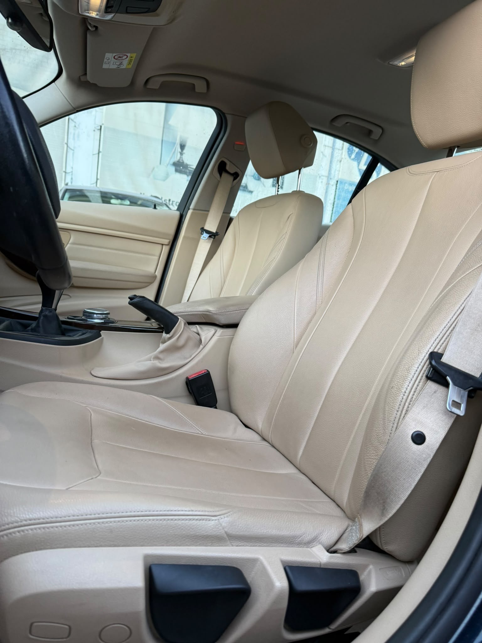 BMW 320i xDrive-image-5