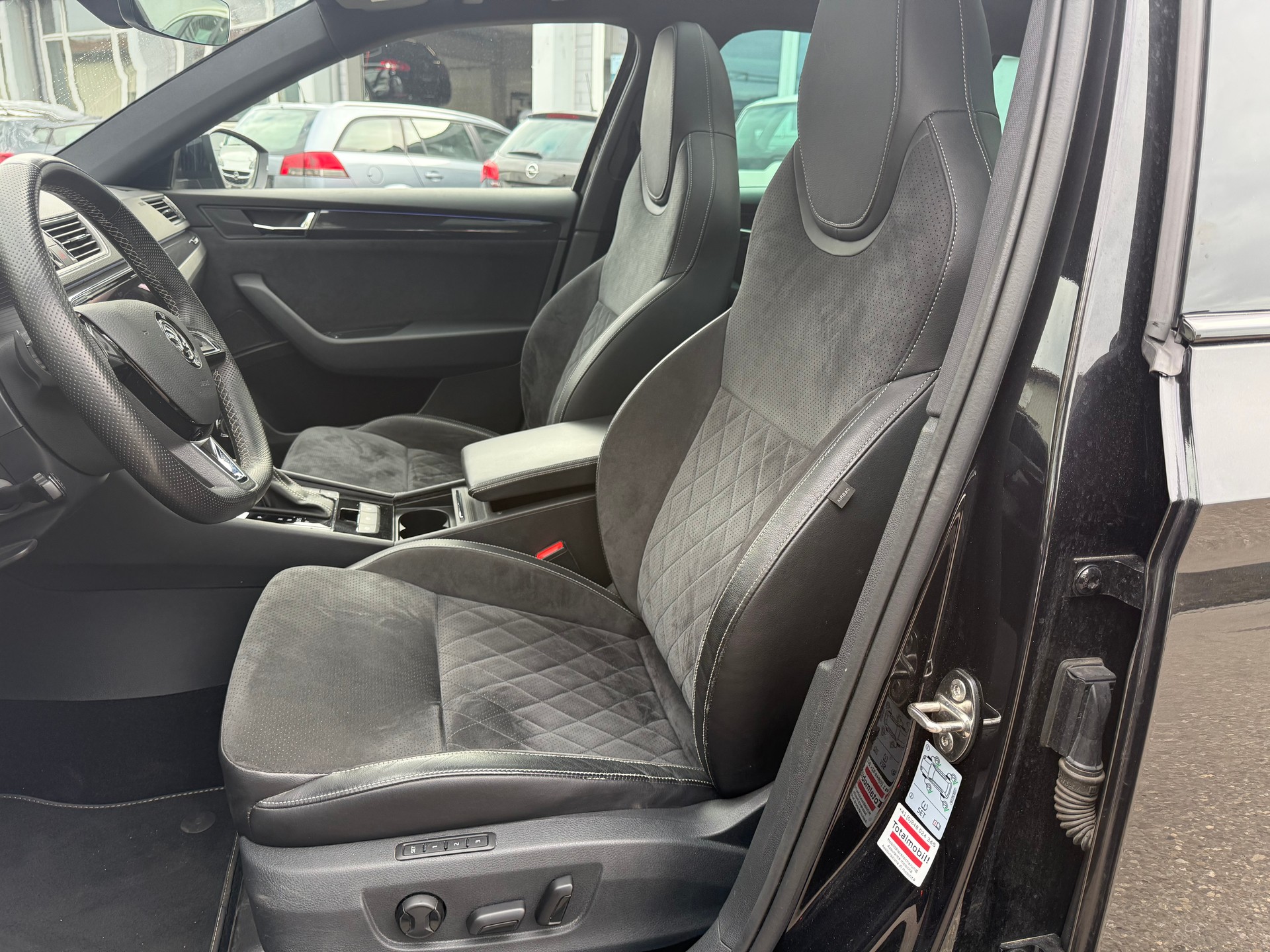 SKODA Superb Combi 2.0 TSI SportLine+ DSG 4x4-image-9