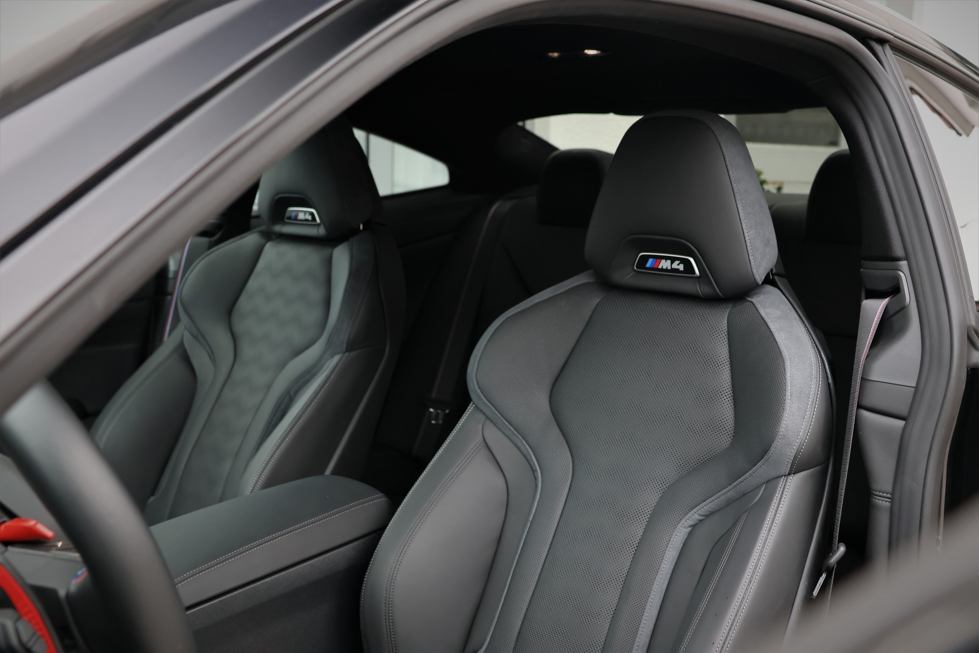BMW M4 Coupé Competition M xDrive (CH)-image-14