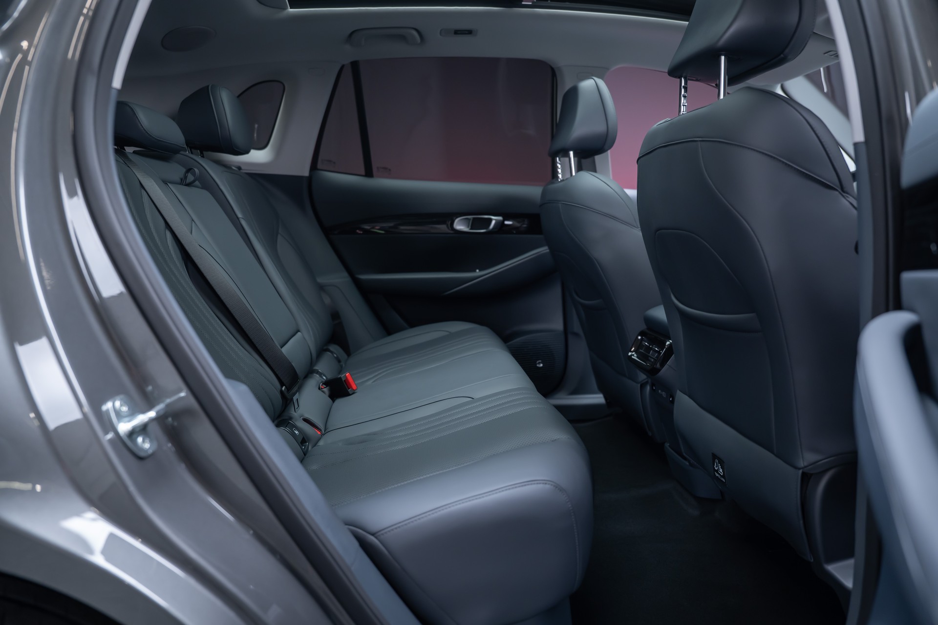 GEELY MAX + / Panorama-Glasdach / HeadUp / 360°Kamera-image-20