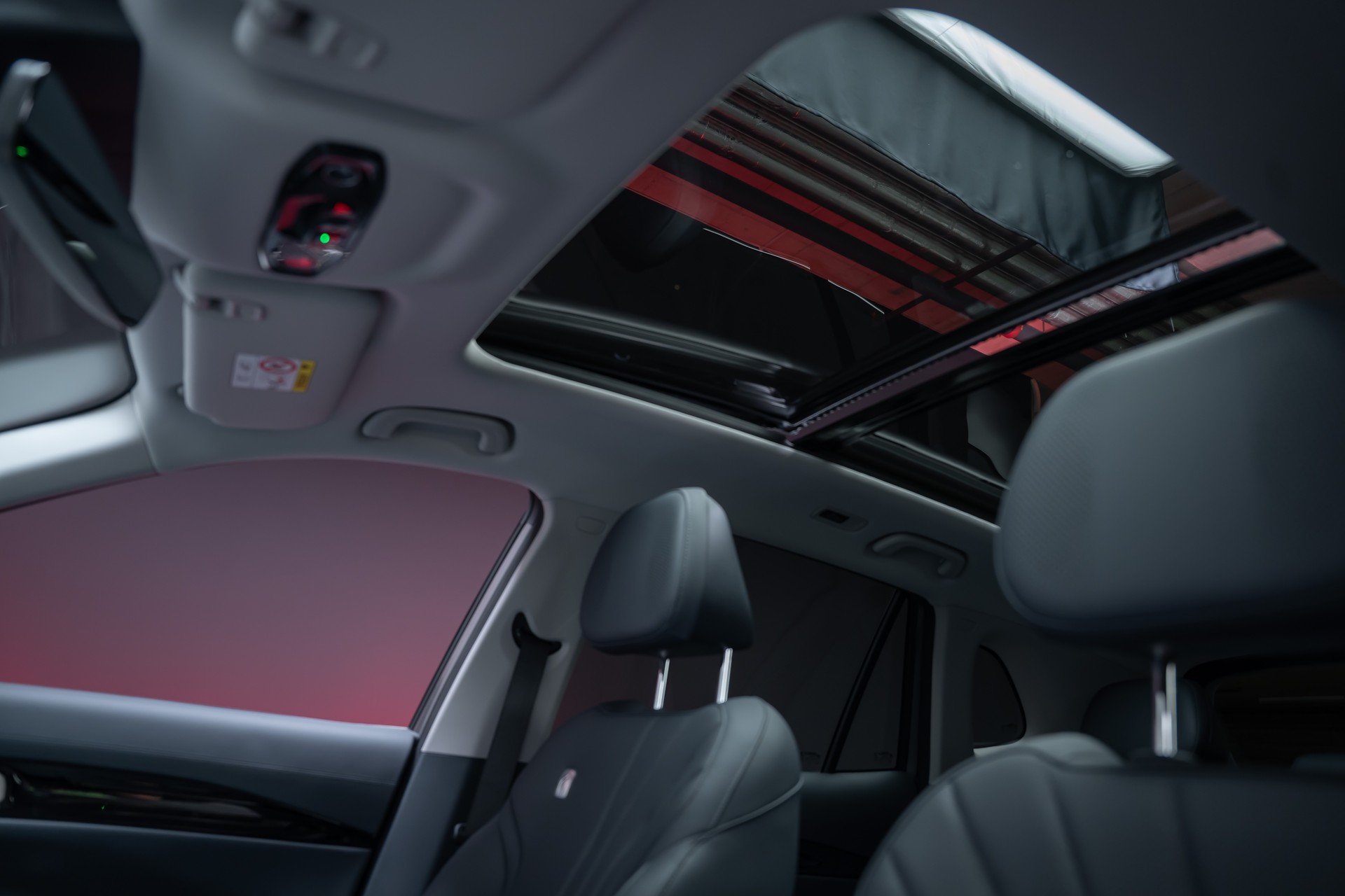 GEELY MAX + / Panorama-Glasdach / HeadUp / 360°Kamera-image-12