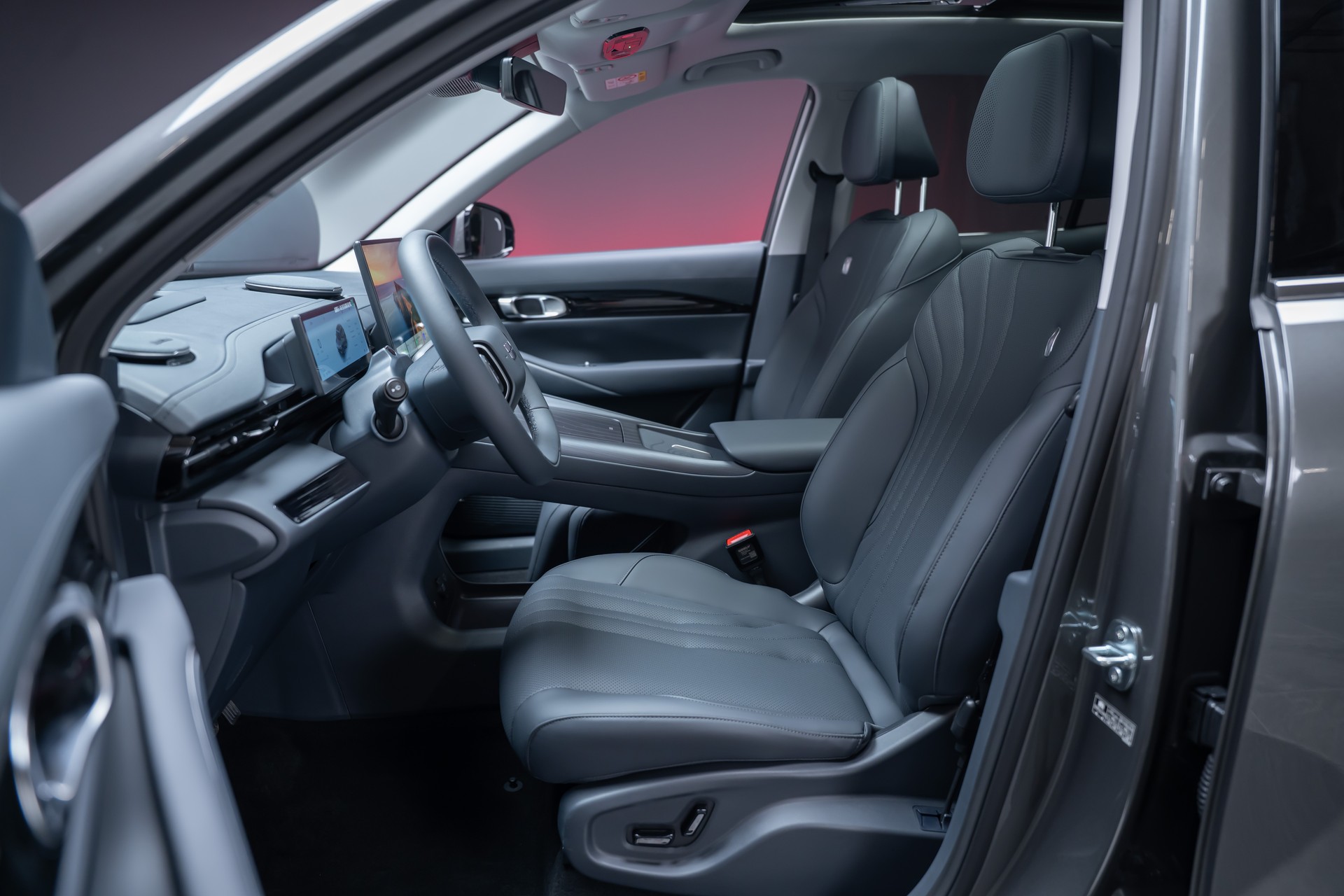 GEELY MAX + / Panorama-Glasdach / HeadUp / 360°Kamera-image-11