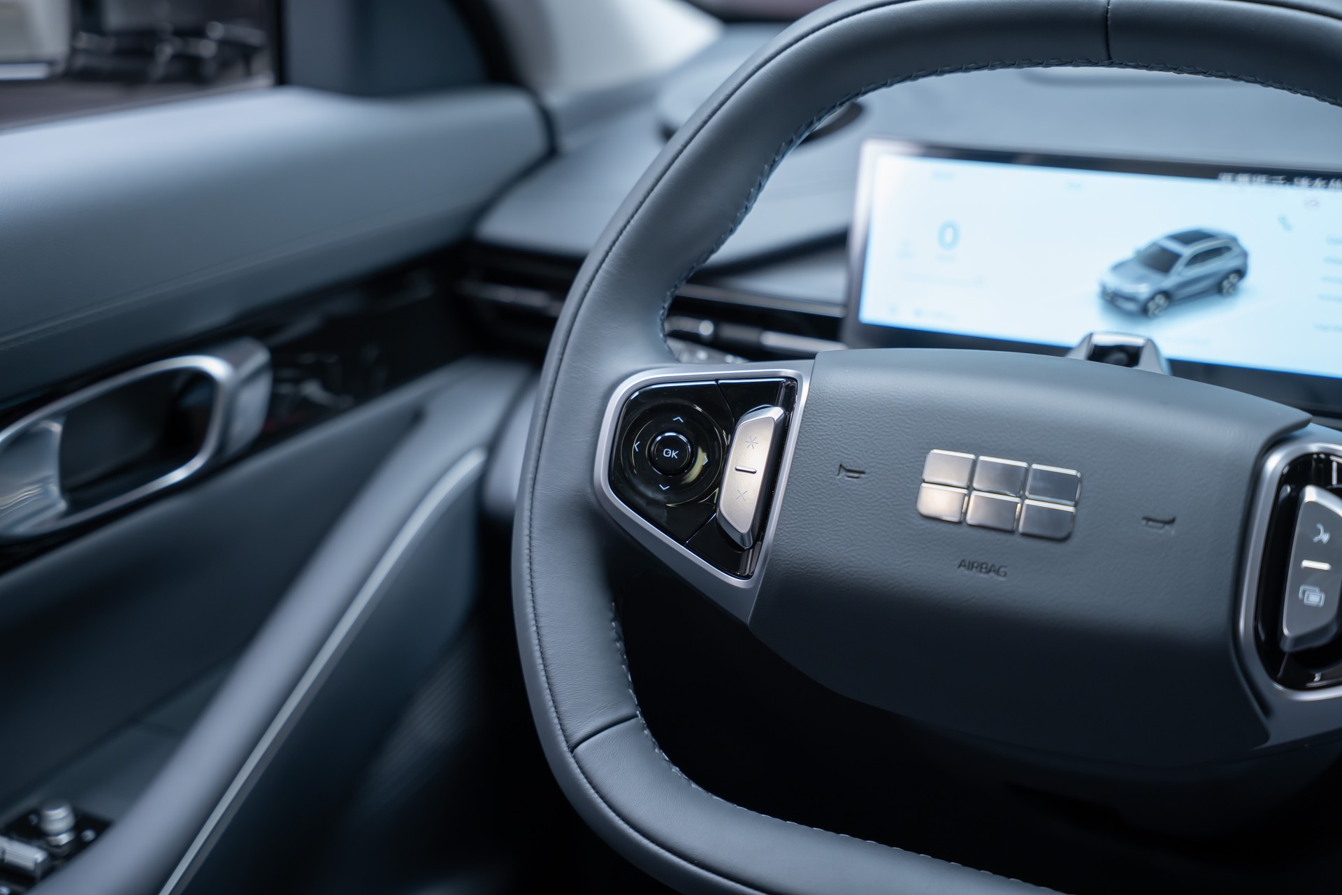 GEELY MAX + / Panorama-Glasdach / HeadUp / 360°Kamera-image-30