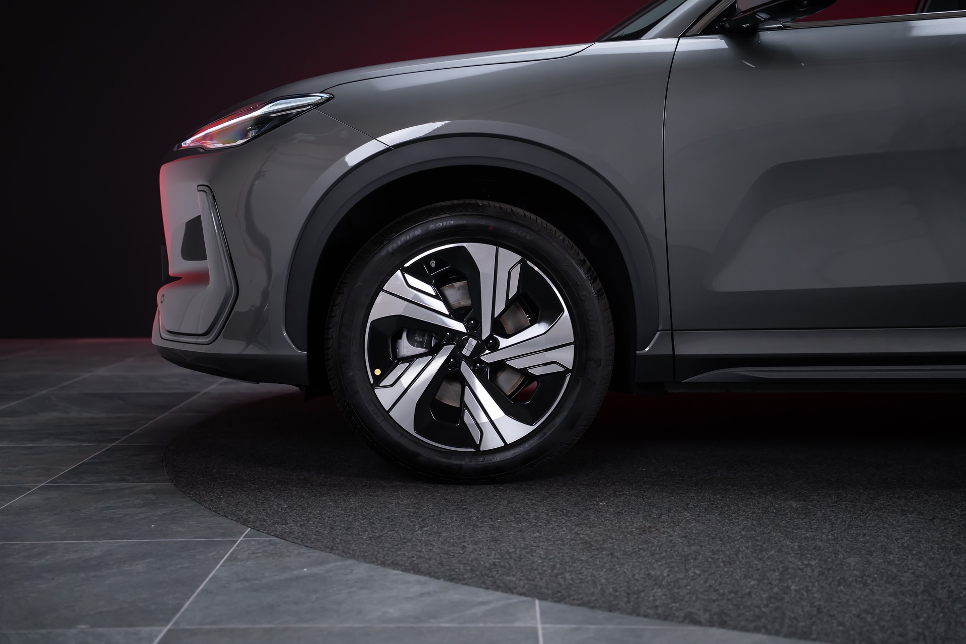 GEELY MAX + / Panorama-Glasdach / HeadUp / 360°Kamera-image-26
