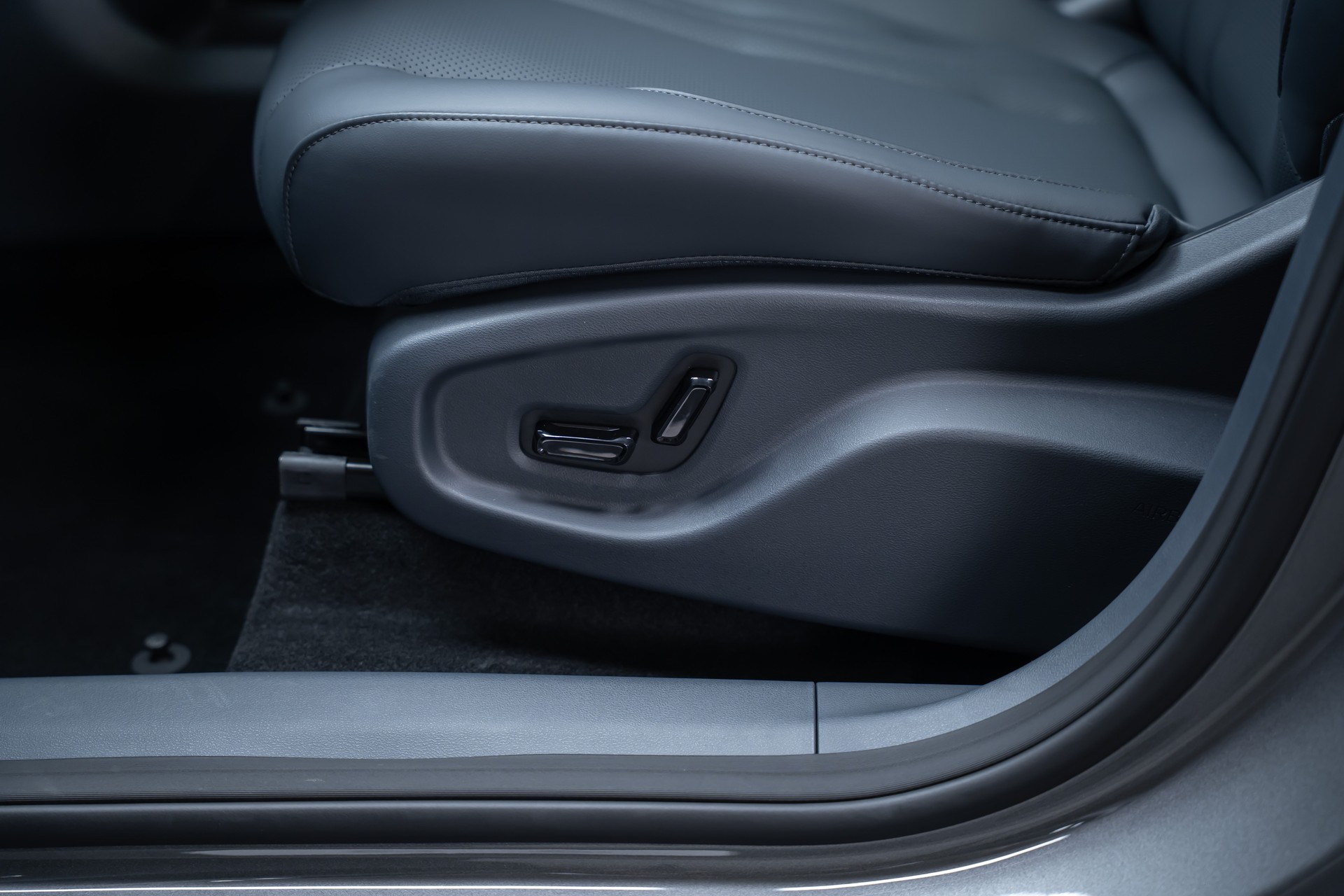 GEELY MAX + / Panorama-Glasdach / HeadUp / 360°Kamera-image-17