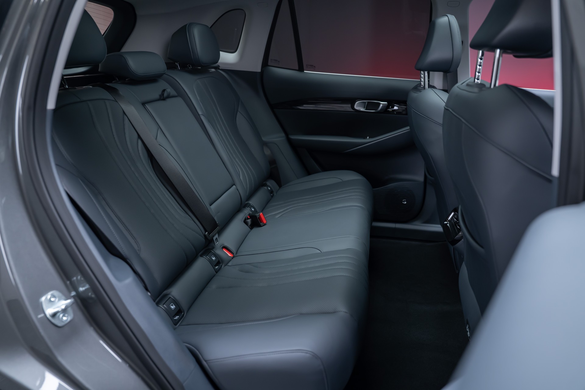 GEELY MAX + / Panorama-Glasdach / HeadUp / 360°Kamera-image-21