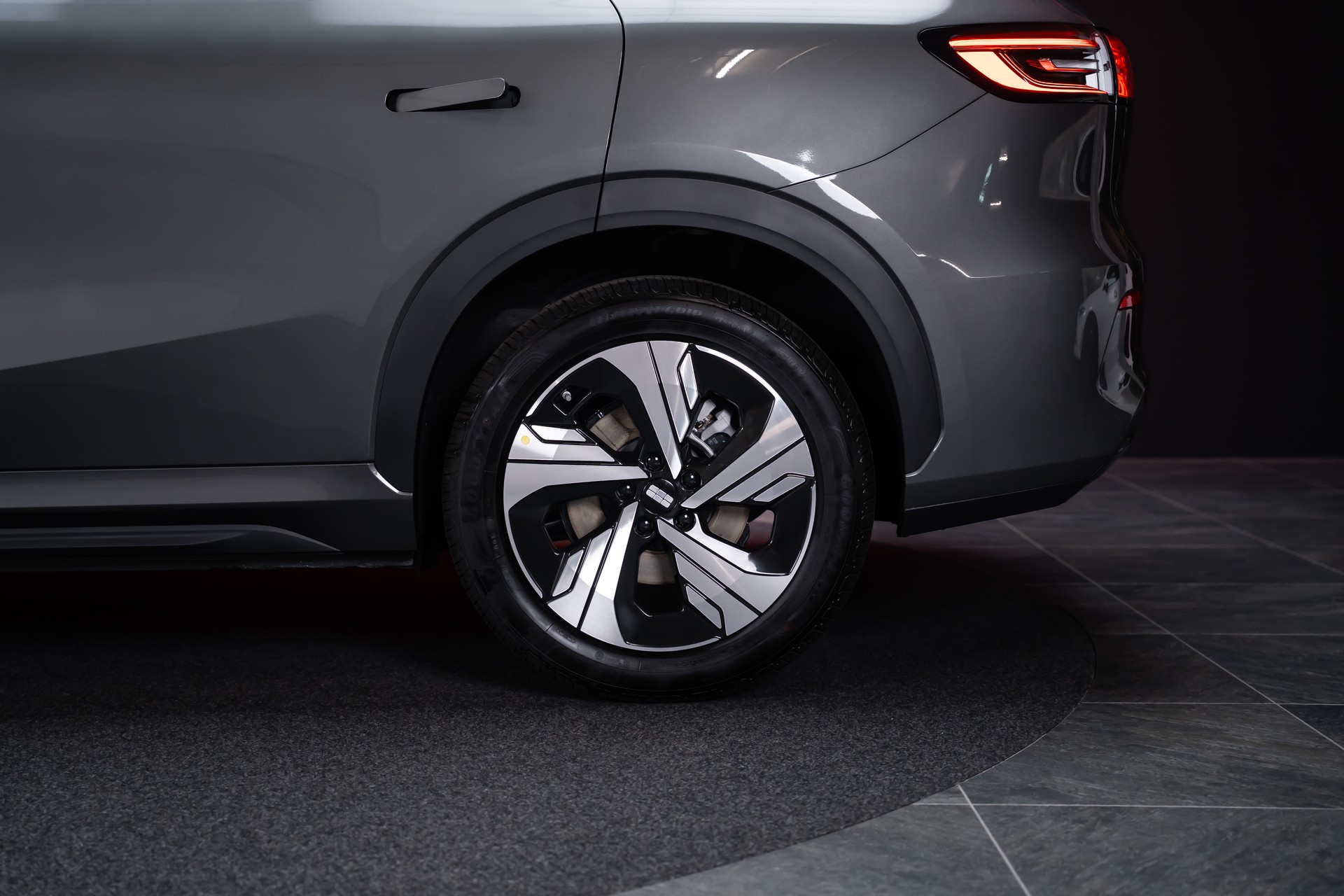 GEELY MAX + / Panorama-Glasdach / HeadUp / 360°Kamera-image-27