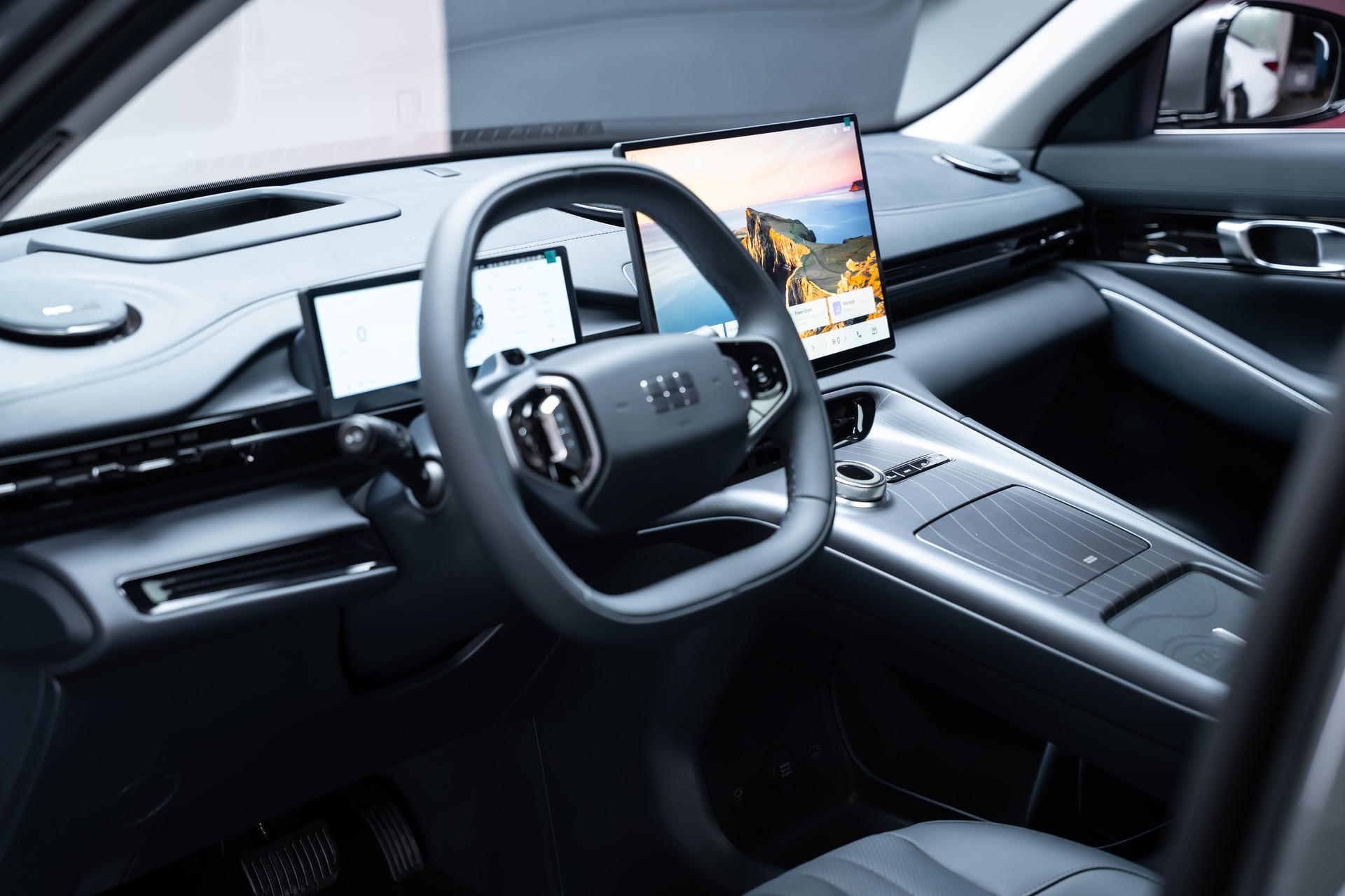 GEELY MAX + / Panorama-Glasdach / HeadUp / 360°Kamera-image-13