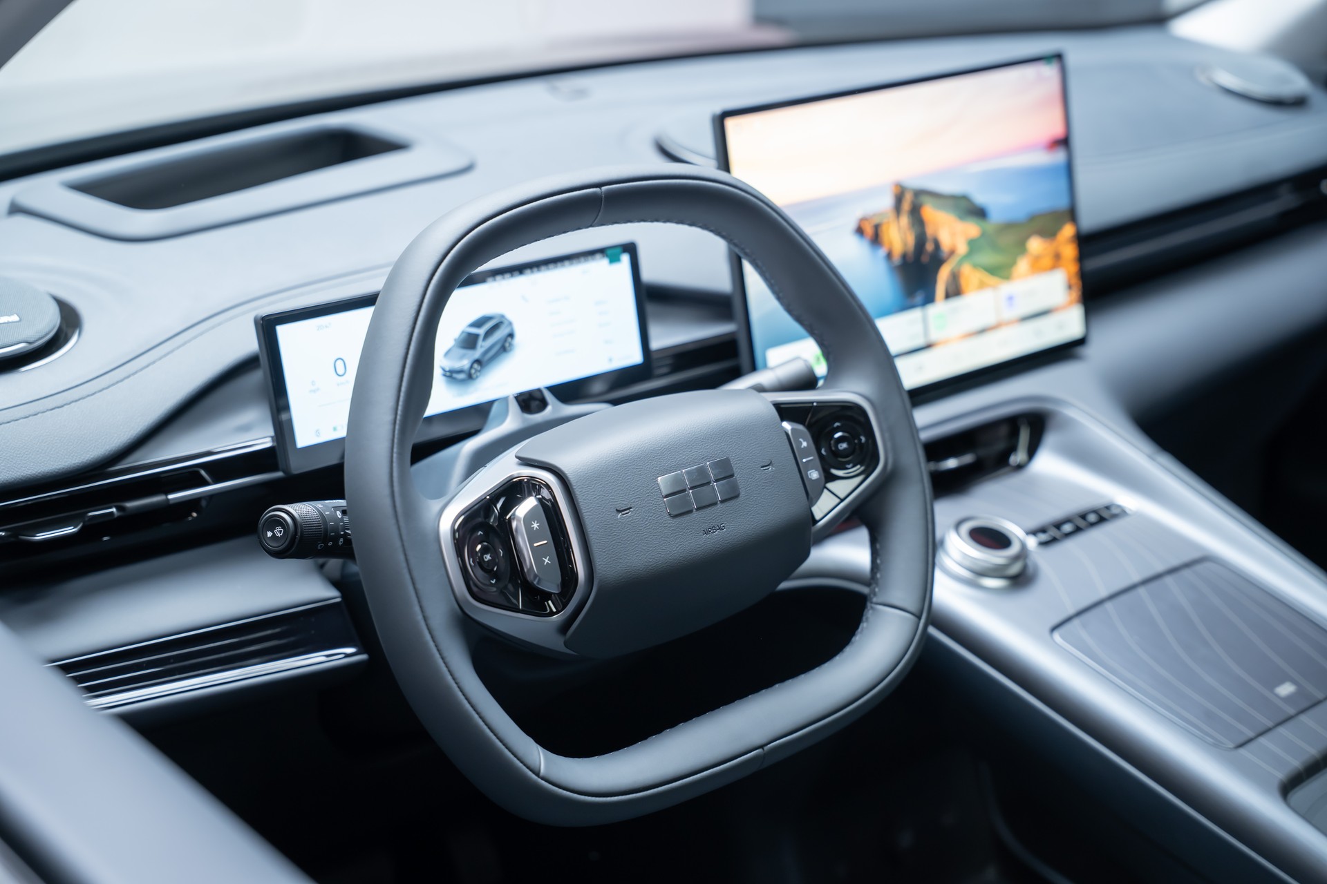 GEELY MAX + / Panorama-Glasdach / HeadUp / 360°Kamera-image-14