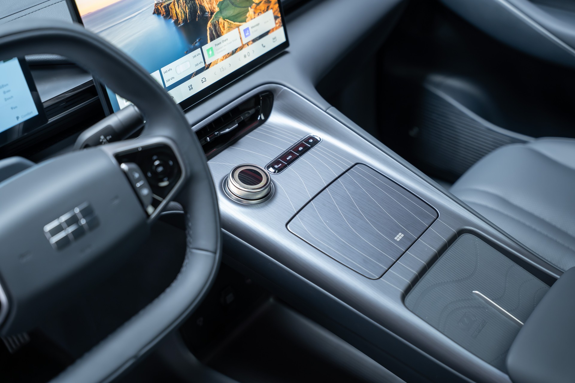GEELY MAX + / Panorama-Glasdach / HeadUp / 360°Kamera-image-15