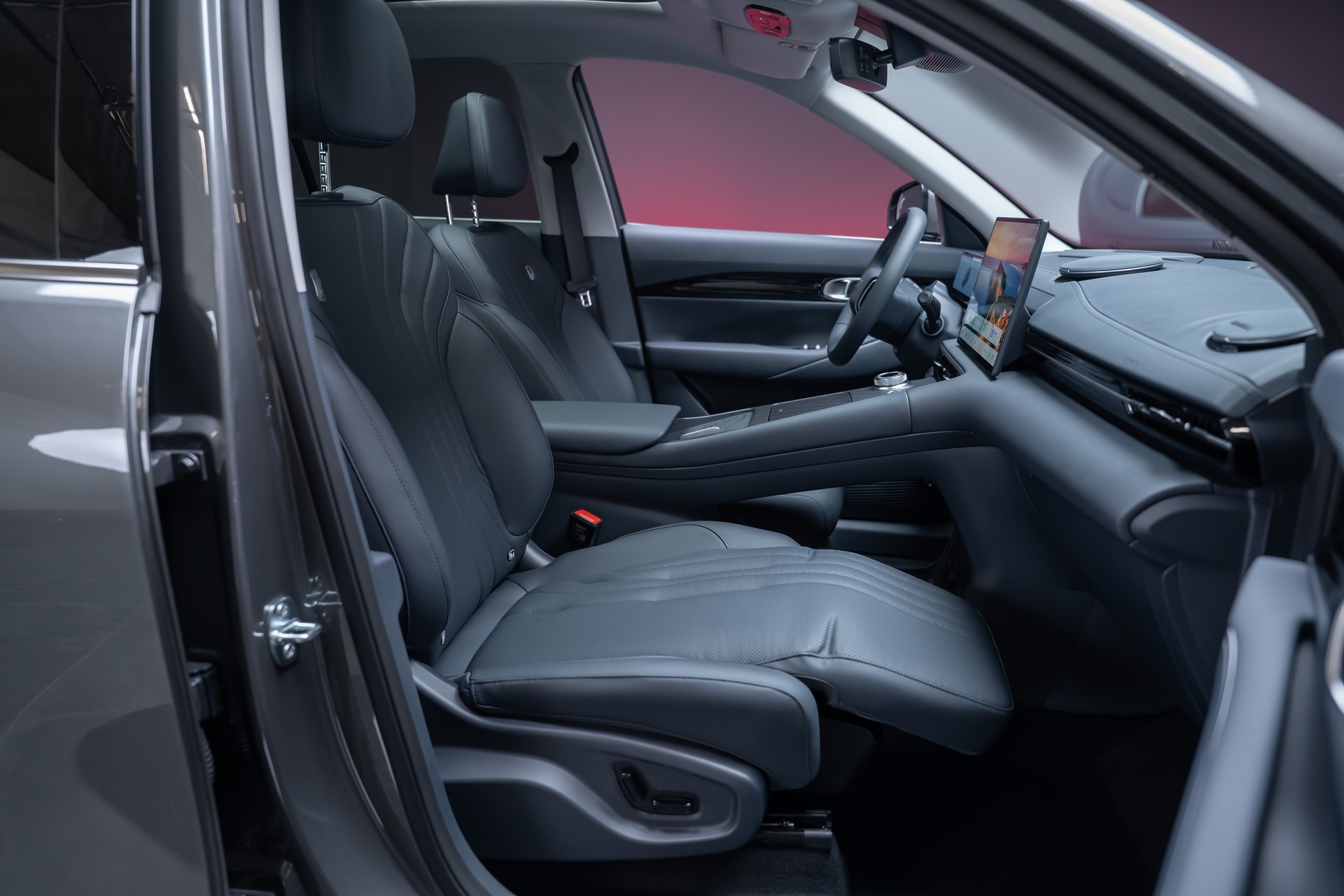 GEELY MAX + / Panorama-Glasdach / HeadUp / 360°Kamera-image-23