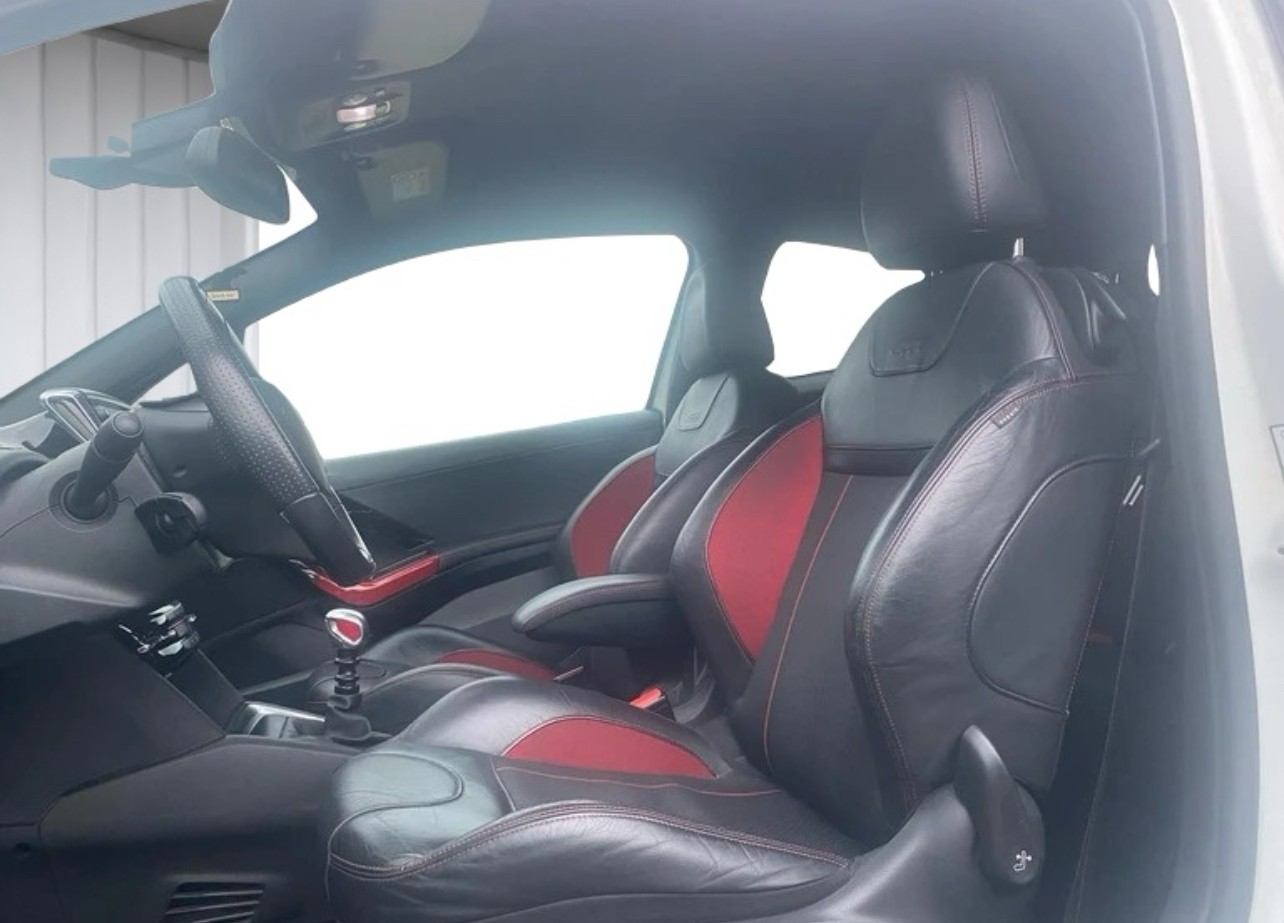 PEUGEOT 208 1.6 Turbo GTi-image-9