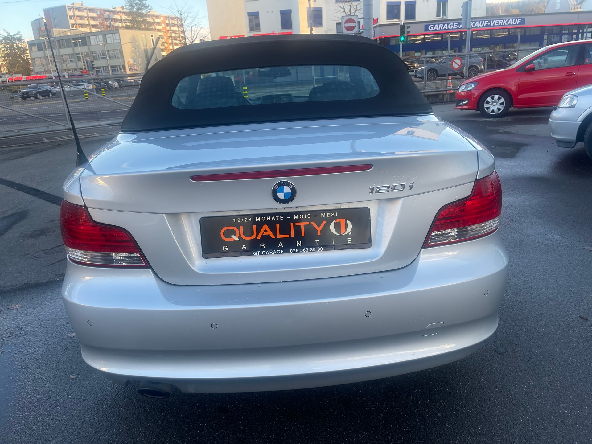 BMW 120i Cabrio-image-13
