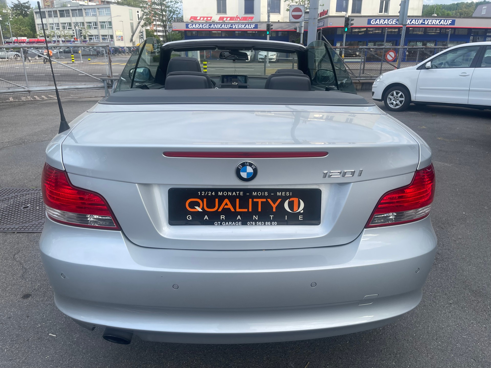 BMW 120i Cabrio-image-4