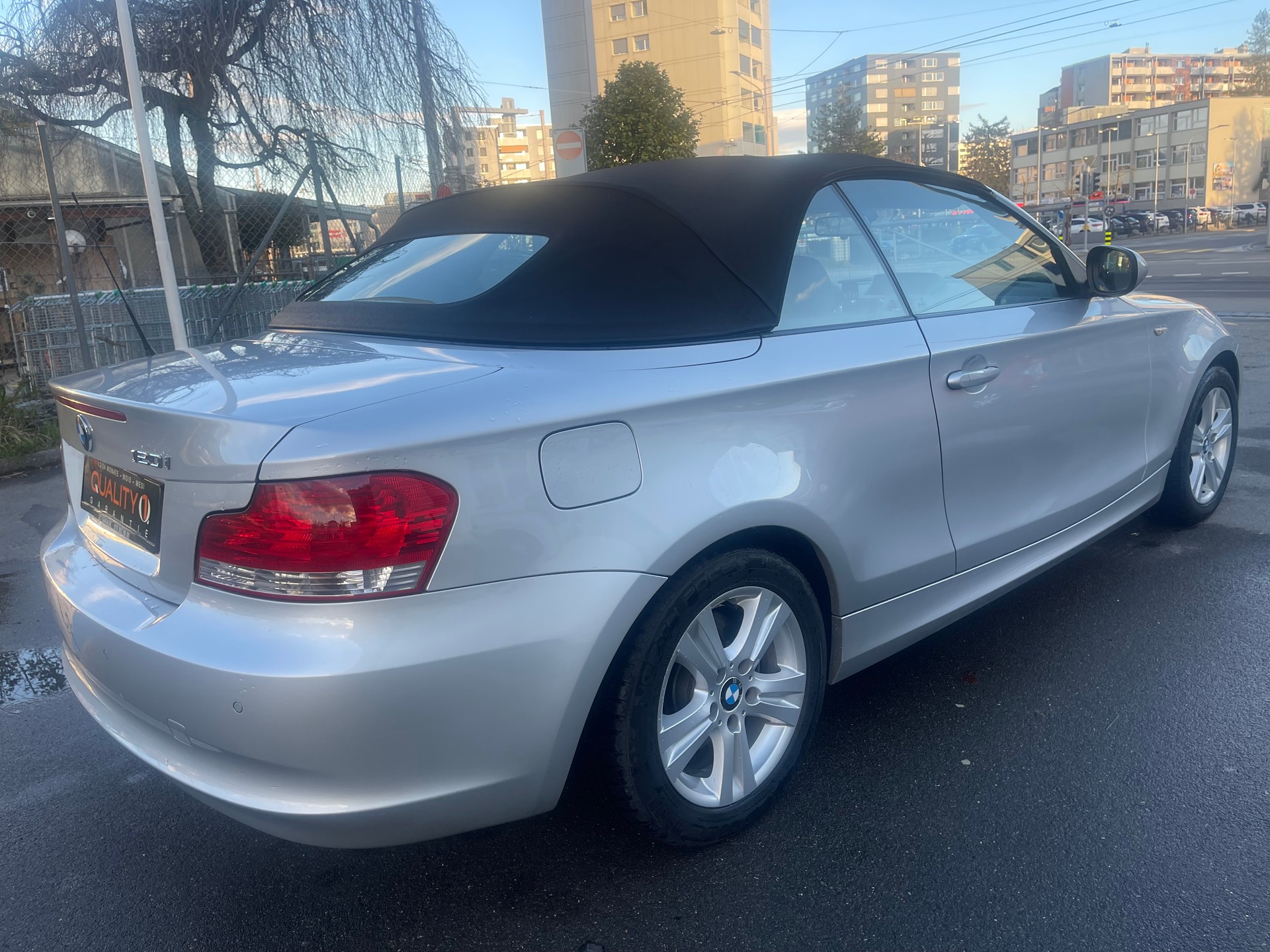 BMW 120i Cabrio-image-8