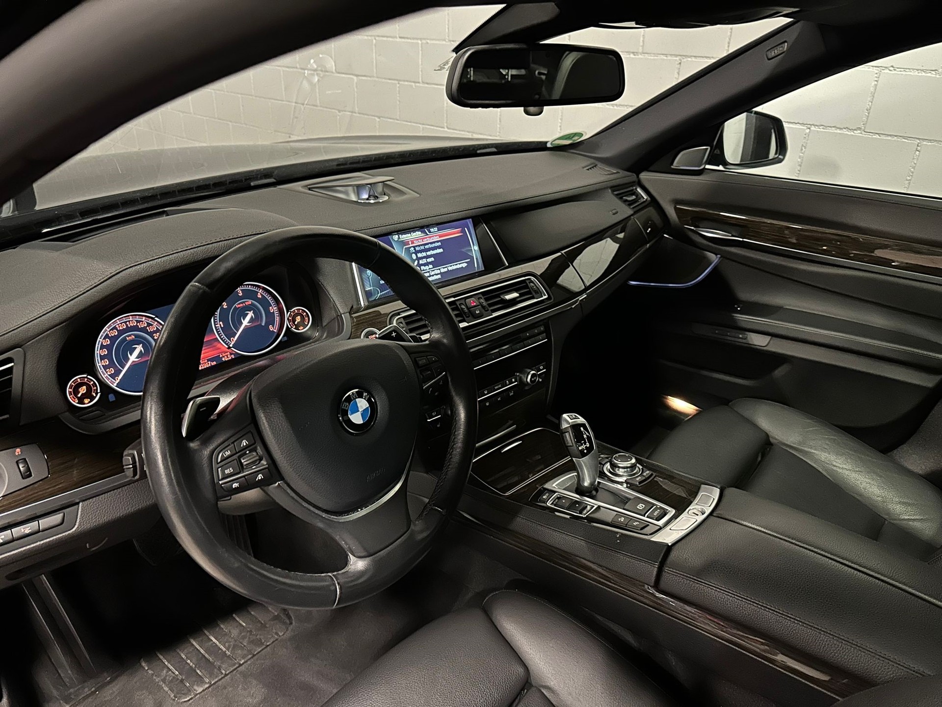 BMW 750d xDrive Facelift mit Traumausstattung-image-4
