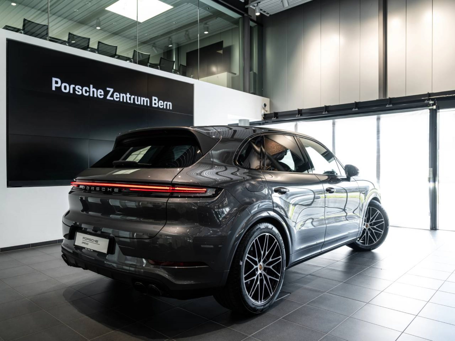 PORSCHE Cayenne E-Hybrid-showroom-element-2