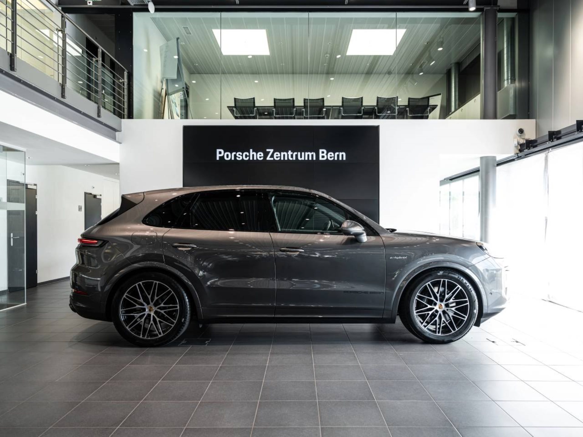 PORSCHE Cayenne E-Hybrid-showroom-element-1